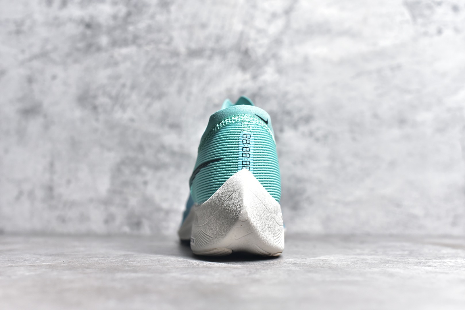 图片[6]-#秒杀 ️工厂清仓限时特价福利💥 NK ZoomX Vaporfly Next% 马拉松跑步鞋二代 鞋面使用了全新 Vaporweave 科技，这种类似蝉翼的材质相比 Flyknit 更加轻薄透气，非对称的鞋带系统和泡棉护垫的加入令舒适度更高，采用醒目的绿色作为主色调，鞋头辅以超大的 Swoosh 点缀，再配上流线型外观设计 尺码：36 36.5 37.5 38 38.5 39 40 40.5 41 42 42.5 43 44 45-选品中心