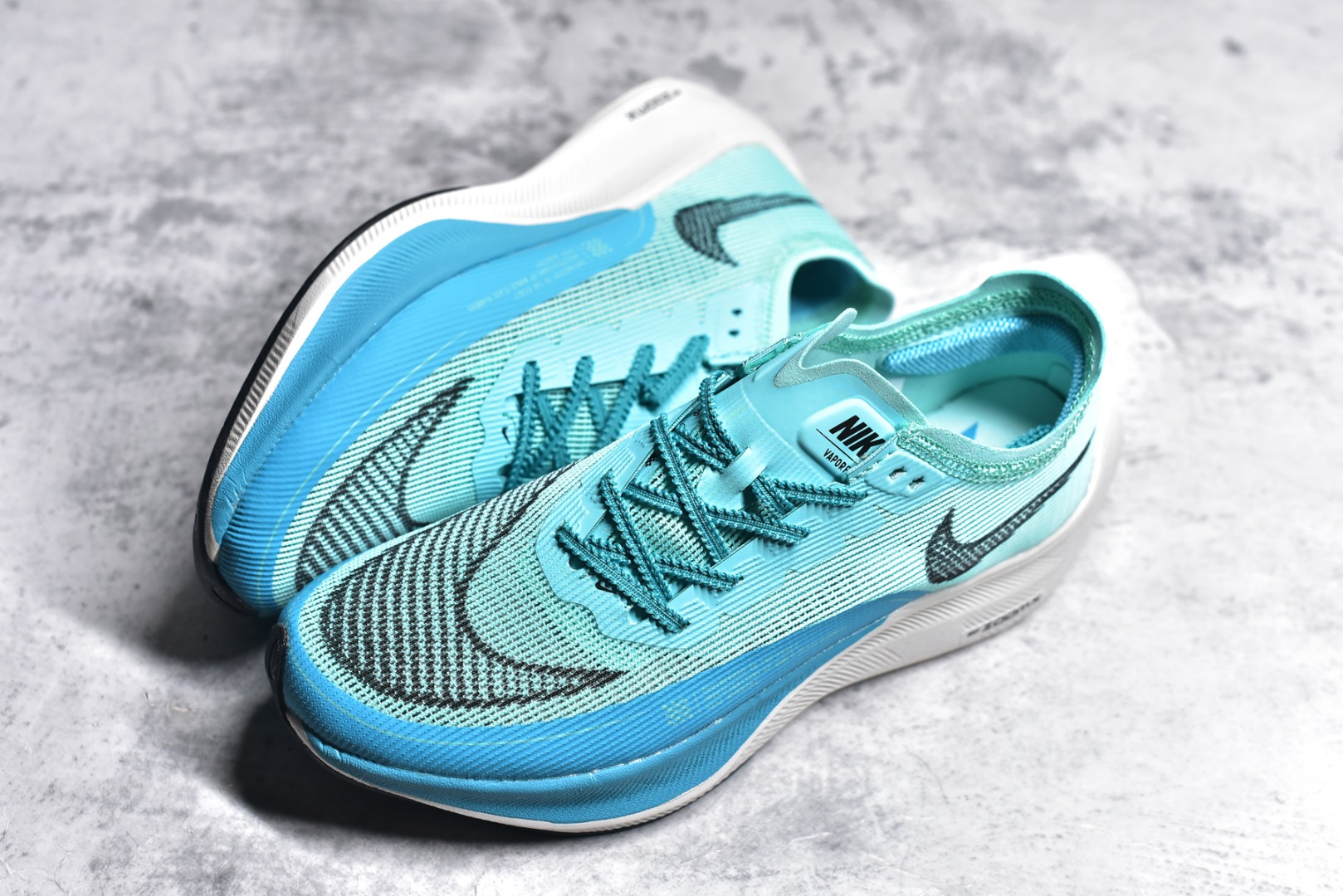 图片[7]-#秒杀 ️工厂清仓限时特价福利💥 NK ZoomX Vaporfly Next% 马拉松跑步鞋二代 鞋面使用了全新 Vaporweave 科技，这种类似蝉翼的材质相比 Flyknit 更加轻薄透气，非对称的鞋带系统和泡棉护垫的加入令舒适度更高，采用醒目的绿色作为主色调，鞋头辅以超大的 Swoosh 点缀，再配上流线型外观设计 尺码：36 36.5 37.5 38 38.5 39 40 40.5 41 42 42.5 43 44 45-选品中心