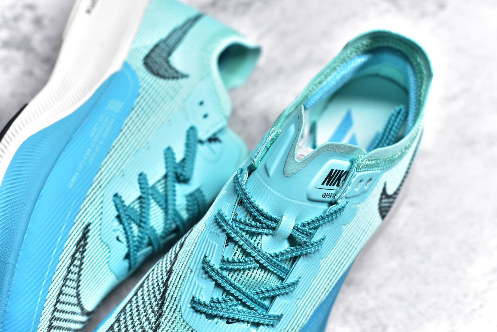 图片[9]-#秒杀 ️工厂清仓限时特价福利💥 NK ZoomX Vaporfly Next% 马拉松跑步鞋二代 鞋面使用了全新 Vaporweave 科技，这种类似蝉翼的材质相比 Flyknit 更加轻薄透气，非对称的鞋带系统和泡棉护垫的加入令舒适度更高，采用醒目的绿色作为主色调，鞋头辅以超大的 Swoosh 点缀，再配上流线型外观设计 尺码：36 36.5 37.5 38 38.5 39 40 40.5 41 42 42.5 43 44 45-选品中心