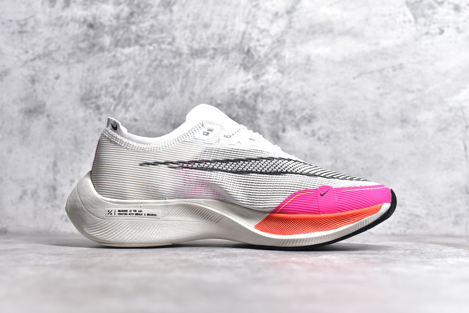 图片[3]-#秒杀 ️工厂清仓限时特价福利💥 NK ZoomX Vaporfly Next% 马拉松跑步鞋二代 鞋面使用了全新 Vaporweave 科技，这种类似蝉翼的材质相比 Flyknit 更加轻薄透气，非对称的鞋带系统和泡棉护垫的加入令舒适度更高，采用醒目的绿色作为主色调，鞋头辅以超大的 Swoosh 点缀，再配上流线型外观设计 尺码：36 36.5 37.5 38 38.5 39 40 40.5 41 42 42.5 43 44 45-选品中心