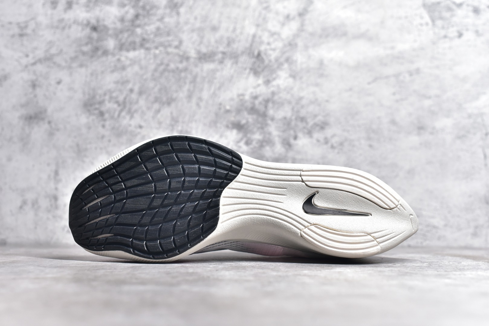 图片[5]-#秒杀 ️工厂清仓限时特价福利💥 NK ZoomX Vaporfly Next% 马拉松跑步鞋二代 鞋面使用了全新 Vaporweave 科技，这种类似蝉翼的材质相比 Flyknit 更加轻薄透气，非对称的鞋带系统和泡棉护垫的加入令舒适度更高，采用醒目的绿色作为主色调，鞋头辅以超大的 Swoosh 点缀，再配上流线型外观设计 尺码：36 36.5 37.5 38 38.5 39 40 40.5 41 42 42.5 43 44 45-选品中心