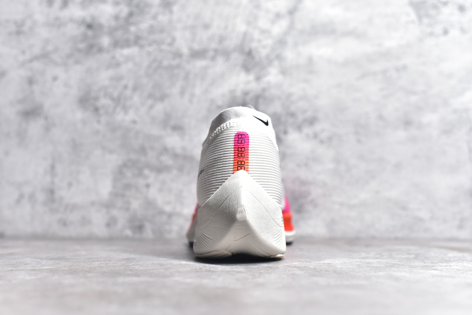 图片[6]-#秒杀 ️工厂清仓限时特价福利💥 NK ZoomX Vaporfly Next% 马拉松跑步鞋二代 鞋面使用了全新 Vaporweave 科技，这种类似蝉翼的材质相比 Flyknit 更加轻薄透气，非对称的鞋带系统和泡棉护垫的加入令舒适度更高，采用醒目的绿色作为主色调，鞋头辅以超大的 Swoosh 点缀，再配上流线型外观设计 尺码：36 36.5 37.5 38 38.5 39 40 40.5 41 42 42.5 43 44 45-选品中心