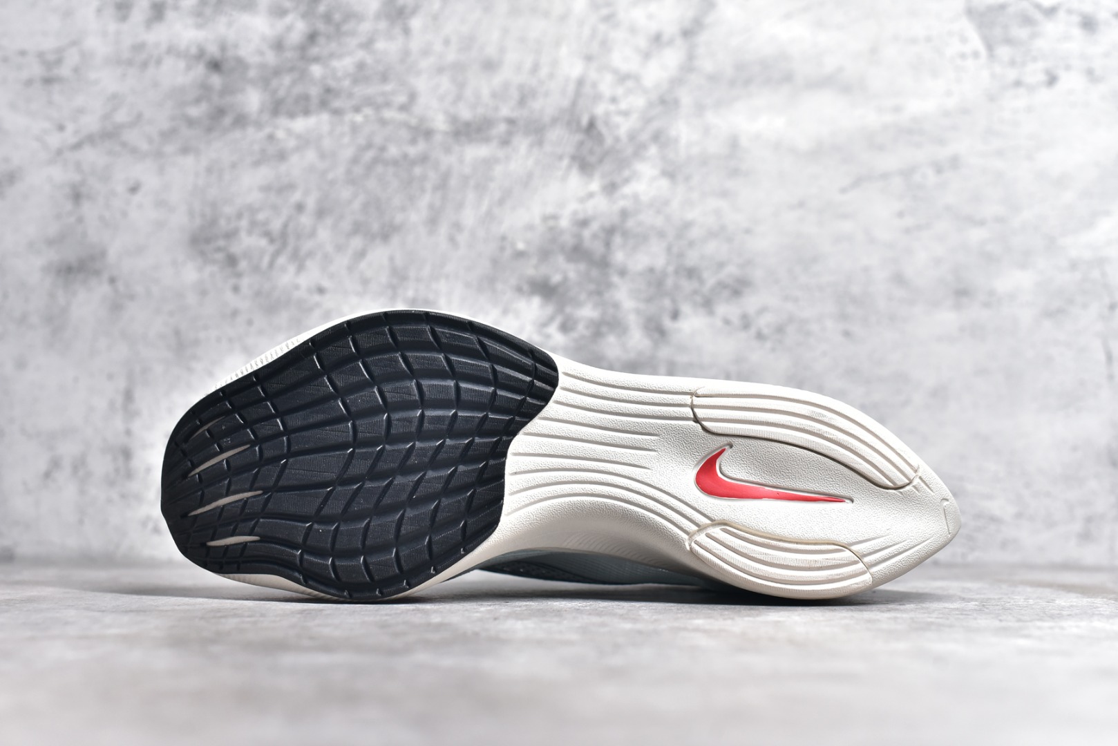 图片[5]-#秒杀 ️工厂清仓限时特价福利💥 NK ZoomX Vaporfly Next% 马拉松跑步鞋二代 鞋面使用了全新 Vaporweave 科技，这种类似蝉翼的材质相比 Flyknit 更加轻薄透气，非对称的鞋带系统和泡棉护垫的加入令舒适度更高，采用醒目的绿色作为主色调，鞋头辅以超大的 Swoosh 点缀，再配上流线型外观设计 尺码：36 36.5 37.5 38 38.5 39 40 40.5 41 42 42.5 43 44 45-选品中心