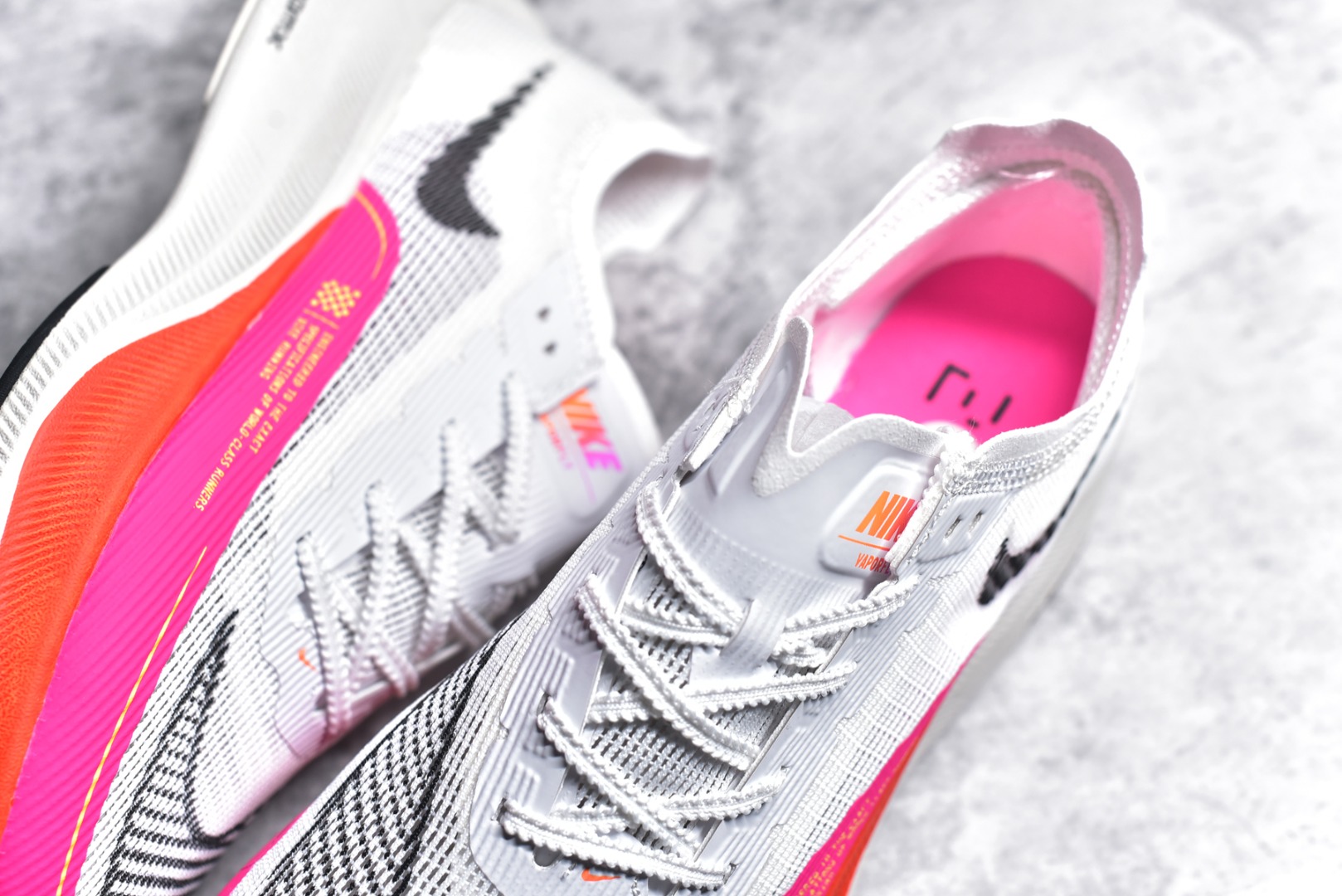 图片[9]-#秒杀 ️工厂清仓限时特价福利💥 NK ZoomX Vaporfly Next% 马拉松跑步鞋二代 鞋面使用了全新 Vaporweave 科技，这种类似蝉翼的材质相比 Flyknit 更加轻薄透气，非对称的鞋带系统和泡棉护垫的加入令舒适度更高，采用醒目的绿色作为主色调，鞋头辅以超大的 Swoosh 点缀，再配上流线型外观设计 尺码：36 36.5 37.5 38 38.5 39 40 40.5 41 42 42.5 43 44 45-选品中心