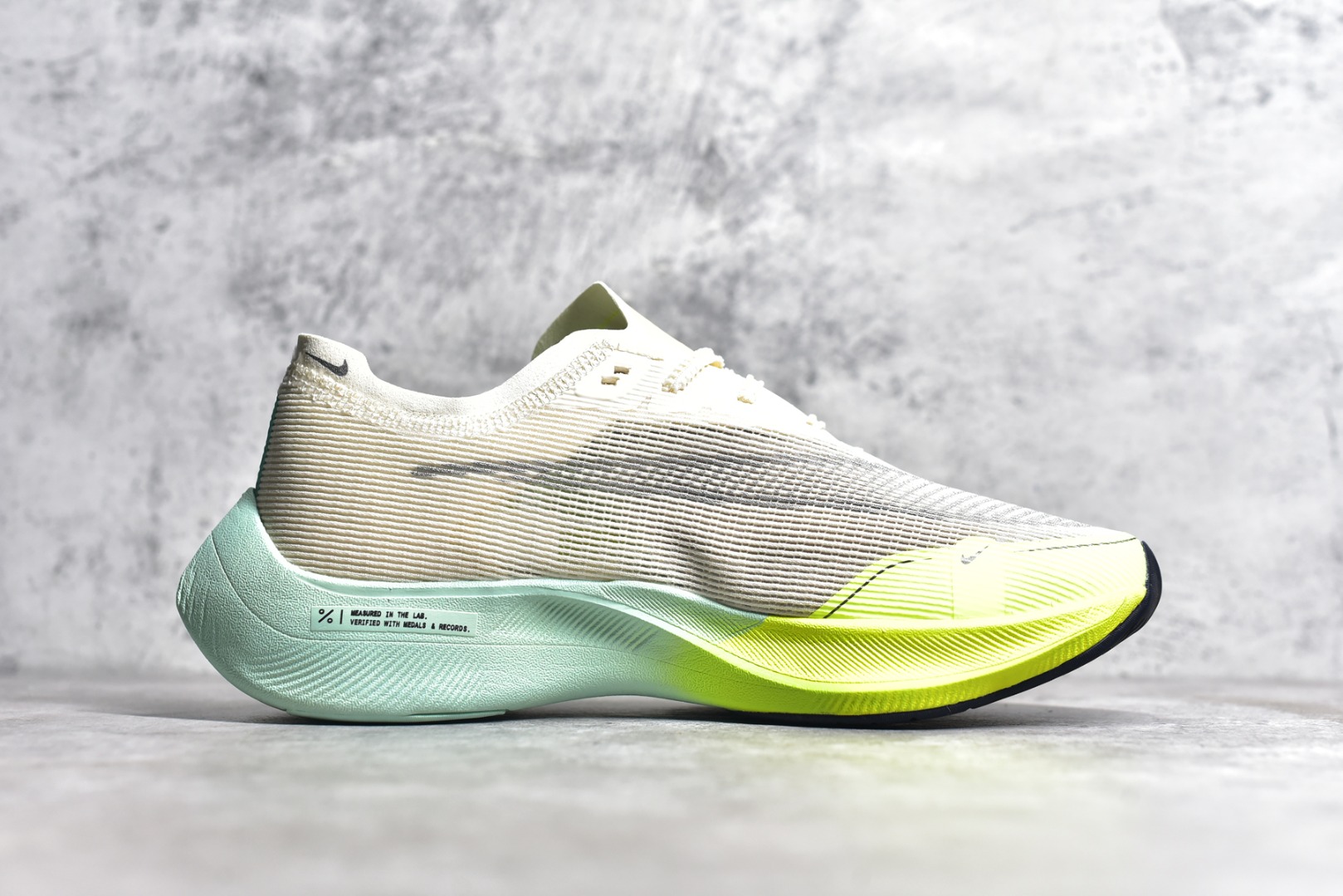 图片[3]-#秒杀 ️工厂清仓限时特价福利💥 NK ZoomX Vaporfly Next% 马拉松跑步鞋二代 鞋面使用了全新 Vaporweave 科技，这种类似蝉翼的材质相比 Flyknit 更加轻薄透气，非对称的鞋带系统和泡棉护垫的加入令舒适度更高，采用醒目的绿色作为主色调，鞋头辅以超大的 Swoosh 点缀，再配上流线型外观设计 尺码：36 36.5 37.5 38 38.5 39 40 40.5 41 42 42.5 43 44 45-选品中心