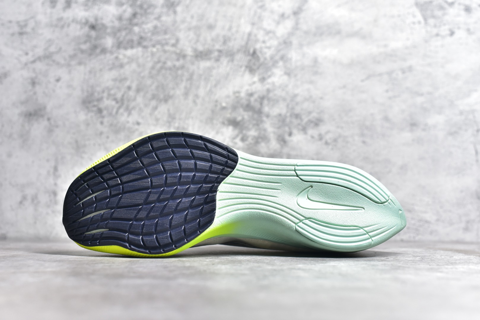图片[5]-#秒杀 ️工厂清仓限时特价福利💥 NK ZoomX Vaporfly Next% 马拉松跑步鞋二代 鞋面使用了全新 Vaporweave 科技，这种类似蝉翼的材质相比 Flyknit 更加轻薄透气，非对称的鞋带系统和泡棉护垫的加入令舒适度更高，采用醒目的绿色作为主色调，鞋头辅以超大的 Swoosh 点缀，再配上流线型外观设计 尺码：36 36.5 37.5 38 38.5 39 40 40.5 41 42 42.5 43 44 45-选品中心
