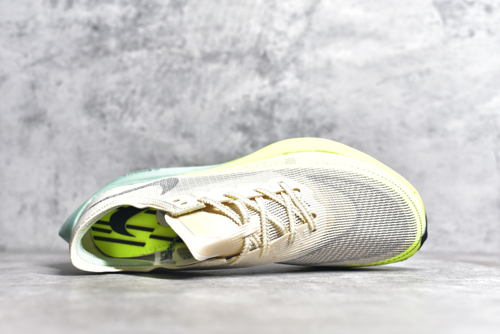 图片[4]-#秒杀 ️工厂清仓限时特价福利💥 NK ZoomX Vaporfly Next% 马拉松跑步鞋二代 鞋面使用了全新 Vaporweave 科技，这种类似蝉翼的材质相比 Flyknit 更加轻薄透气，非对称的鞋带系统和泡棉护垫的加入令舒适度更高，采用醒目的绿色作为主色调，鞋头辅以超大的 Swoosh 点缀，再配上流线型外观设计 尺码：36 36.5 37.5 38 38.5 39 40 40.5 41 42 42.5 43 44 45-选品中心