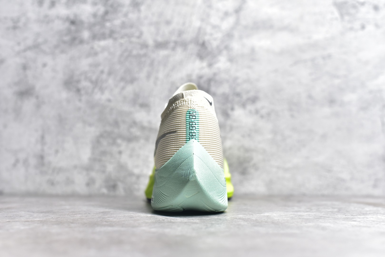 图片[6]-#秒杀 ️工厂清仓限时特价福利💥 NK ZoomX Vaporfly Next% 马拉松跑步鞋二代 鞋面使用了全新 Vaporweave 科技，这种类似蝉翼的材质相比 Flyknit 更加轻薄透气，非对称的鞋带系统和泡棉护垫的加入令舒适度更高，采用醒目的绿色作为主色调，鞋头辅以超大的 Swoosh 点缀，再配上流线型外观设计 尺码：36 36.5 37.5 38 38.5 39 40 40.5 41 42 42.5 43 44 45-选品中心