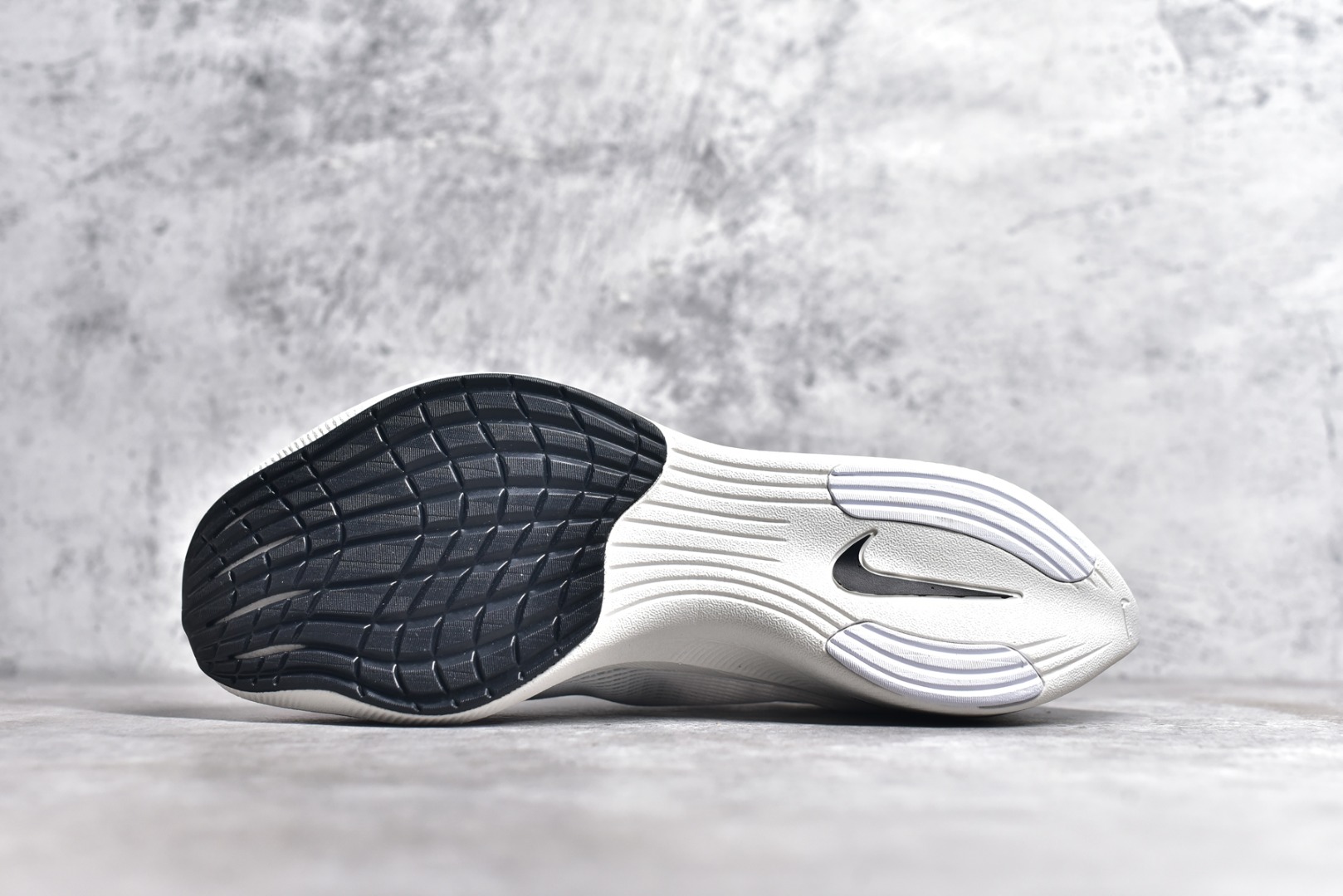 图片[5]-#秒杀 ️工厂清仓限时特价福利💥 NK ZoomX Vaporfly Next% 马拉松跑步鞋二代 鞋面使用了全新 Vaporweave 科技，这种类似蝉翼的材质相比 Flyknit 更加轻薄透气，非对称的鞋带系统和泡棉护垫的加入令舒适度更高，采用醒目的绿色作为主色调，鞋头辅以超大的 Swoosh 点缀，再配上流线型外观设计 尺码：36 36.5 37.5 38 38.5 39 40 40.5 41 42 42.5 43 44 45-选品中心