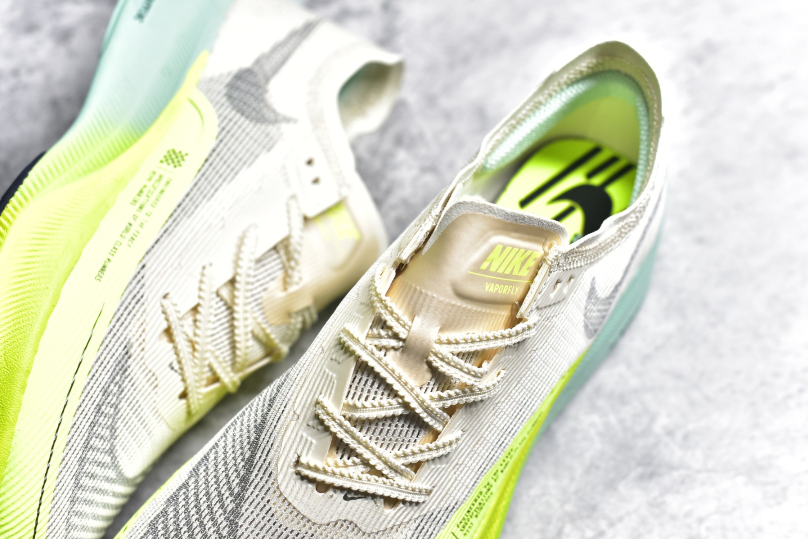 图片[9]-#秒杀 ️工厂清仓限时特价福利💥 NK ZoomX Vaporfly Next% 马拉松跑步鞋二代 鞋面使用了全新 Vaporweave 科技，这种类似蝉翼的材质相比 Flyknit 更加轻薄透气，非对称的鞋带系统和泡棉护垫的加入令舒适度更高，采用醒目的绿色作为主色调，鞋头辅以超大的 Swoosh 点缀，再配上流线型外观设计 尺码：36 36.5 37.5 38 38.5 39 40 40.5 41 42 42.5 43 44 45-选品中心