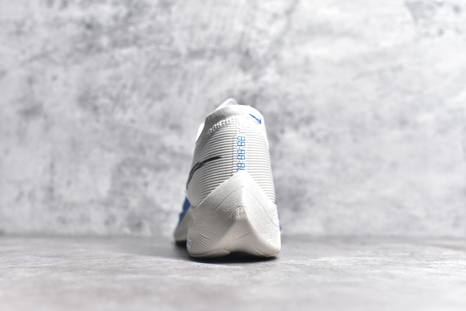 图片[6]-#秒杀 ️工厂清仓限时特价福利💥 NK ZoomX Vaporfly Next% 马拉松跑步鞋二代 鞋面使用了全新 Vaporweave 科技，这种类似蝉翼的材质相比 Flyknit 更加轻薄透气，非对称的鞋带系统和泡棉护垫的加入令舒适度更高，采用醒目的绿色作为主色调，鞋头辅以超大的 Swoosh 点缀，再配上流线型外观设计 尺码：36 36.5 37.5 38 38.5 39 40 40.5 41 42 42.5 43 44 45-选品中心