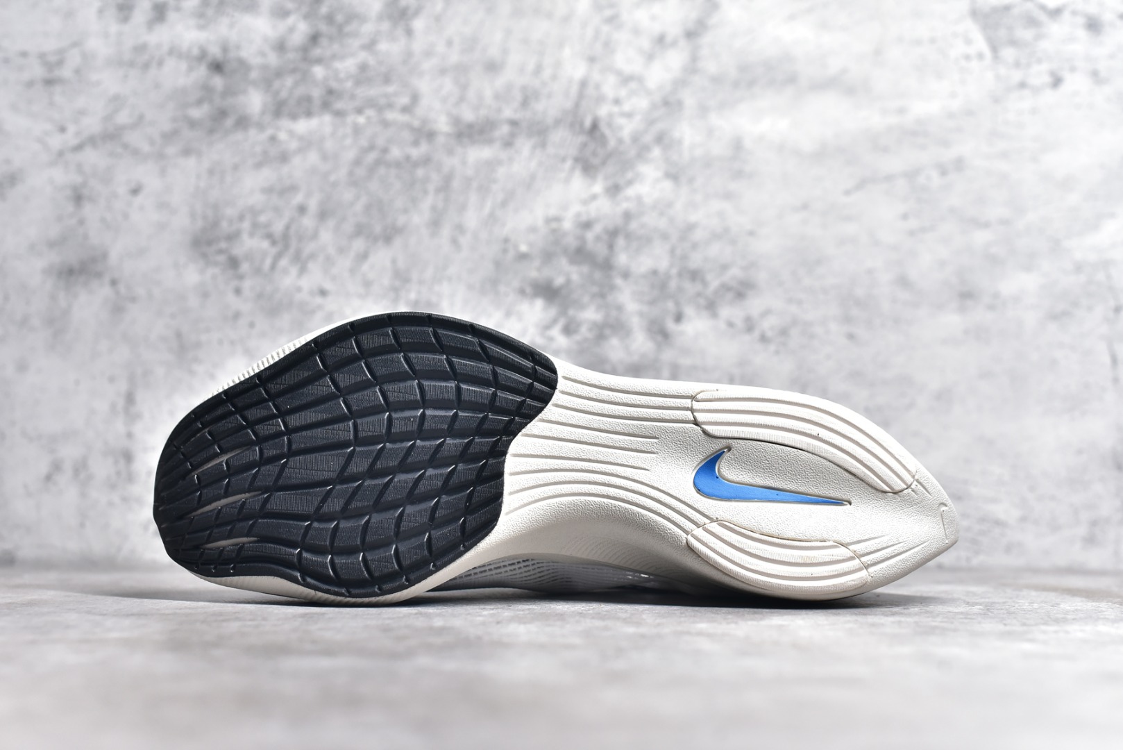 图片[5]-#秒杀 ️工厂清仓限时特价福利💥 NK ZoomX Vaporfly Next% 马拉松跑步鞋二代 鞋面使用了全新 Vaporweave 科技，这种类似蝉翼的材质相比 Flyknit 更加轻薄透气，非对称的鞋带系统和泡棉护垫的加入令舒适度更高，采用醒目的绿色作为主色调，鞋头辅以超大的 Swoosh 点缀，再配上流线型外观设计 尺码：36 36.5 37.5 38 38.5 39 40 40.5 41 42 42.5 43 44 45-选品中心