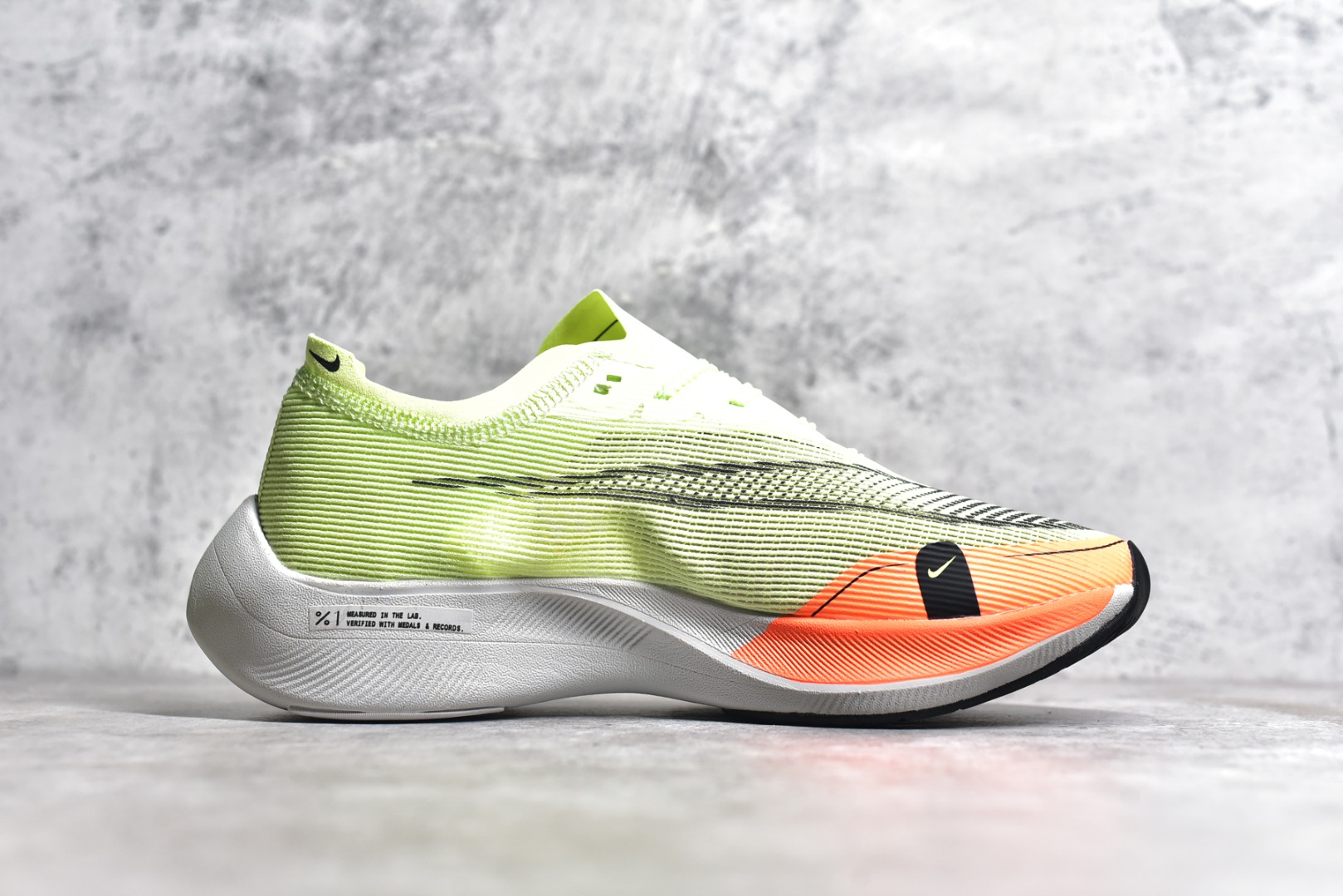 图片[3]-#秒杀 ️工厂清仓限时特价福利💥 NK ZoomX Vaporfly Next% 马拉松跑步鞋二代 鞋面使用了全新 Vaporweave 科技，这种类似蝉翼的材质相比 Flyknit 更加轻薄透气，非对称的鞋带系统和泡棉护垫的加入令舒适度更高，采用醒目的绿色作为主色调，鞋头辅以超大的 Swoosh 点缀，再配上流线型外观设计 尺码：36 36.5 37.5 38 38.5 39 40 40.5 41 42 42.5 43 44 45-选品中心