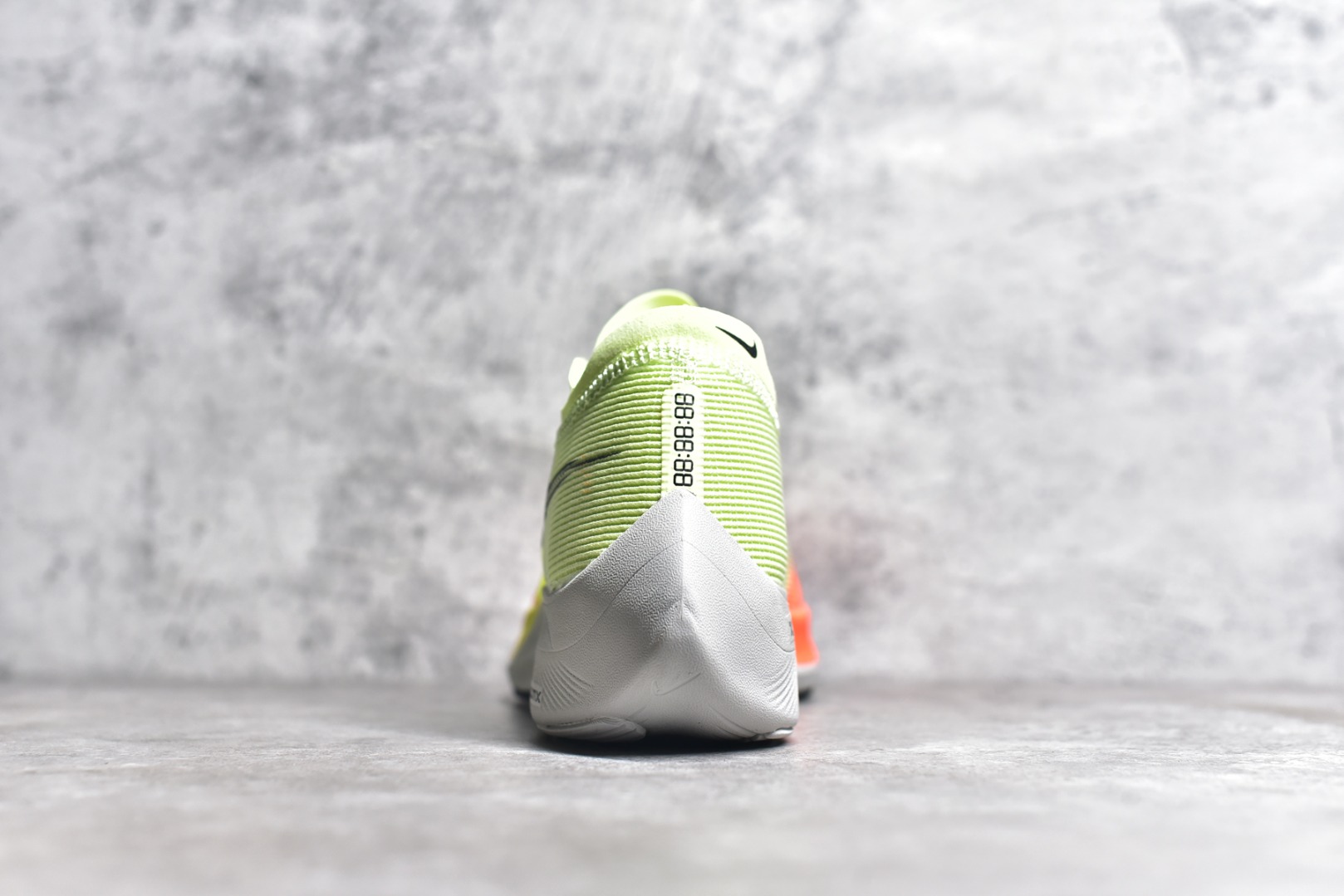 图片[6]-#秒杀 ️工厂清仓限时特价福利💥 NK ZoomX Vaporfly Next% 马拉松跑步鞋二代 鞋面使用了全新 Vaporweave 科技，这种类似蝉翼的材质相比 Flyknit 更加轻薄透气，非对称的鞋带系统和泡棉护垫的加入令舒适度更高，采用醒目的绿色作为主色调，鞋头辅以超大的 Swoosh 点缀，再配上流线型外观设计 尺码：36 36.5 37.5 38 38.5 39 40 40.5 41 42 42.5 43 44 45-选品中心