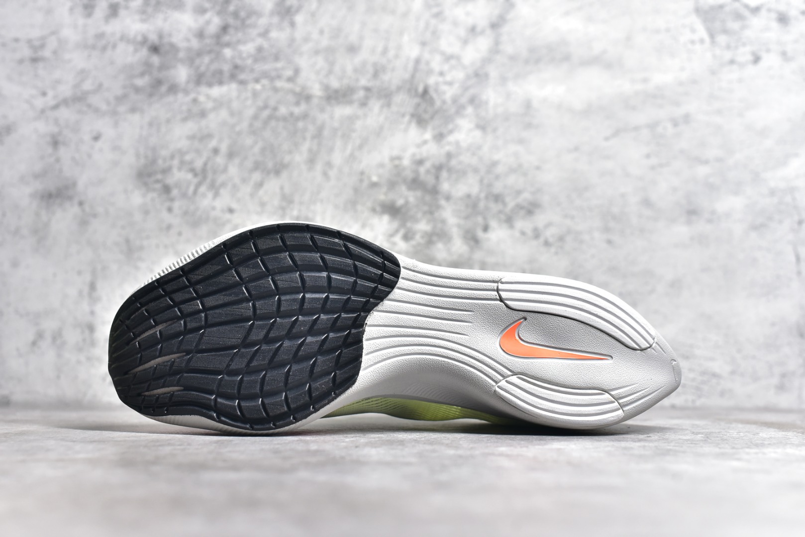 图片[5]-#秒杀 ️工厂清仓限时特价福利💥 NK ZoomX Vaporfly Next% 马拉松跑步鞋二代 鞋面使用了全新 Vaporweave 科技，这种类似蝉翼的材质相比 Flyknit 更加轻薄透气，非对称的鞋带系统和泡棉护垫的加入令舒适度更高，采用醒目的绿色作为主色调，鞋头辅以超大的 Swoosh 点缀，再配上流线型外观设计 尺码：36 36.5 37.5 38 38.5 39 40 40.5 41 42 42.5 43 44 45-选品中心