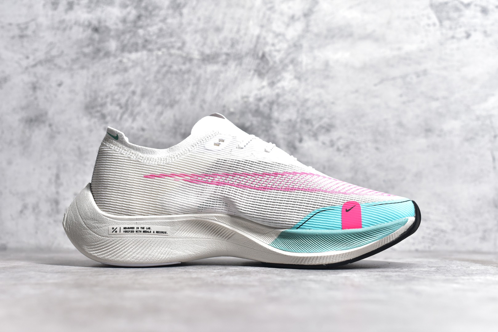 图片[3]-#秒杀 ️工厂清仓限时特价福利💥 NK ZoomX Vaporfly Next% 马拉松跑步鞋二代 鞋面使用了全新 Vaporweave 科技，这种类似蝉翼的材质相比 Flyknit 更加轻薄透气，非对称的鞋带系统和泡棉护垫的加入令舒适度更高，采用醒目的绿色作为主色调，鞋头辅以超大的 Swoosh 点缀，再配上流线型外观设计 尺码：36 36.5 37.5 38 38.5 39 40 40.5 41 42 42.5 43 44 45-选品中心