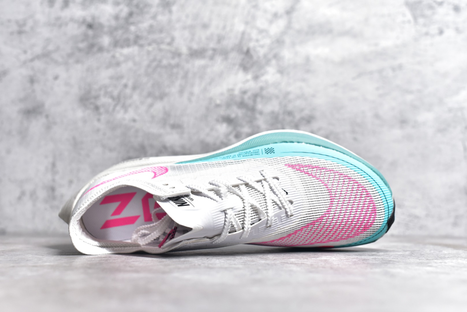图片[4]-#秒杀 ️工厂清仓限时特价福利💥 NK ZoomX Vaporfly Next% 马拉松跑步鞋二代 鞋面使用了全新 Vaporweave 科技，这种类似蝉翼的材质相比 Flyknit 更加轻薄透气，非对称的鞋带系统和泡棉护垫的加入令舒适度更高，采用醒目的绿色作为主色调，鞋头辅以超大的 Swoosh 点缀，再配上流线型外观设计 尺码：36 36.5 37.5 38 38.5 39 40 40.5 41 42 42.5 43 44 45-选品中心