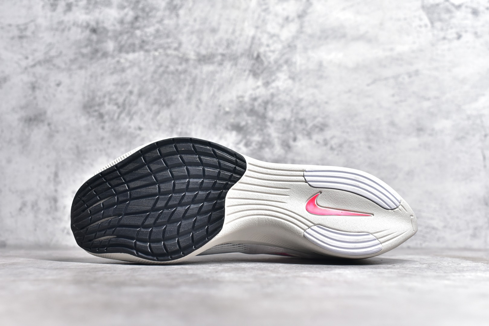 图片[5]-#秒杀 ️工厂清仓限时特价福利💥 NK ZoomX Vaporfly Next% 马拉松跑步鞋二代 鞋面使用了全新 Vaporweave 科技，这种类似蝉翼的材质相比 Flyknit 更加轻薄透气，非对称的鞋带系统和泡棉护垫的加入令舒适度更高，采用醒目的绿色作为主色调，鞋头辅以超大的 Swoosh 点缀，再配上流线型外观设计 尺码：36 36.5 37.5 38 38.5 39 40 40.5 41 42 42.5 43 44 45-选品中心