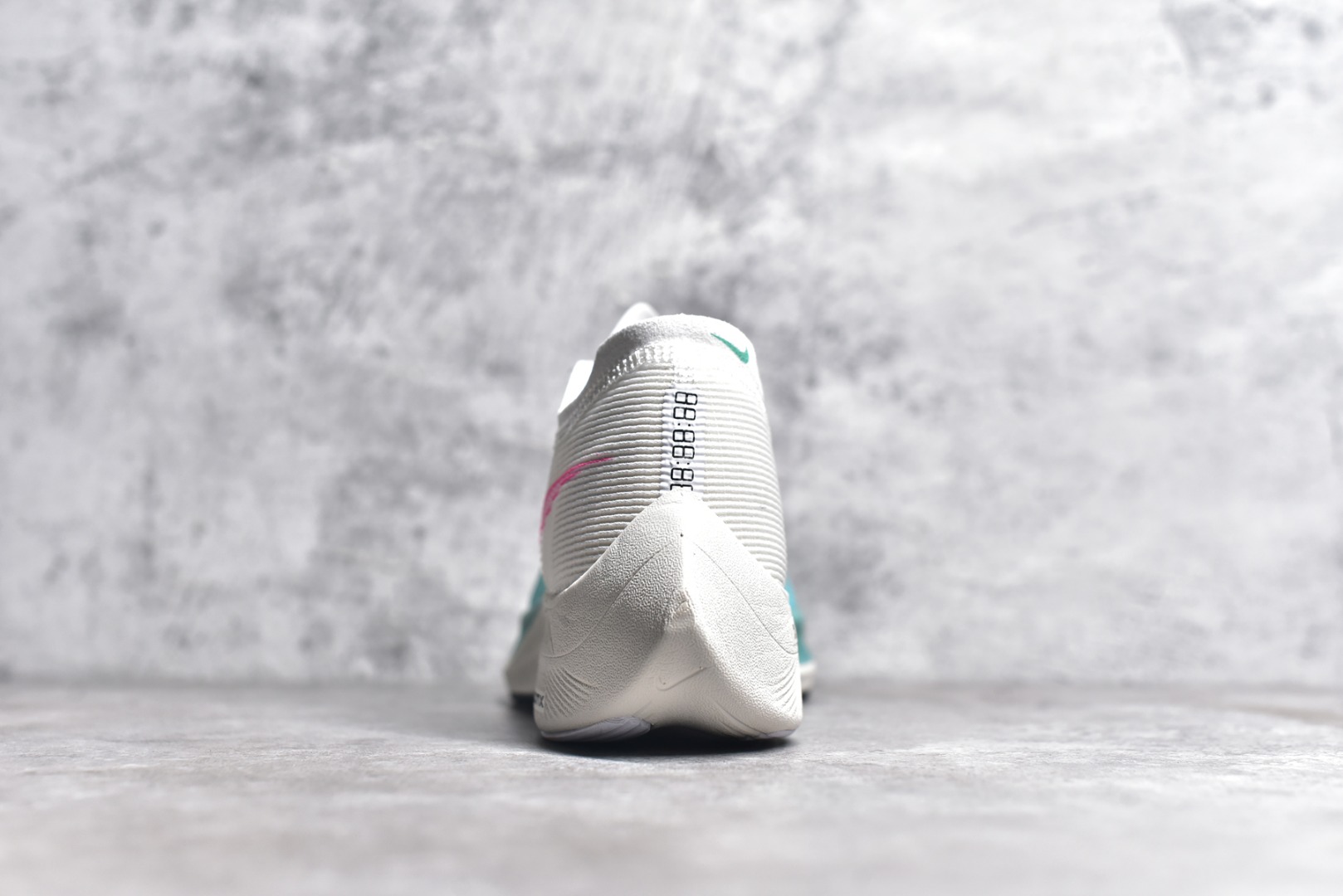 图片[6]-#秒杀 ️工厂清仓限时特价福利💥 NK ZoomX Vaporfly Next% 马拉松跑步鞋二代 鞋面使用了全新 Vaporweave 科技，这种类似蝉翼的材质相比 Flyknit 更加轻薄透气，非对称的鞋带系统和泡棉护垫的加入令舒适度更高，采用醒目的绿色作为主色调，鞋头辅以超大的 Swoosh 点缀，再配上流线型外观设计 尺码：36 36.5 37.5 38 38.5 39 40 40.5 41 42 42.5 43 44 45-选品中心