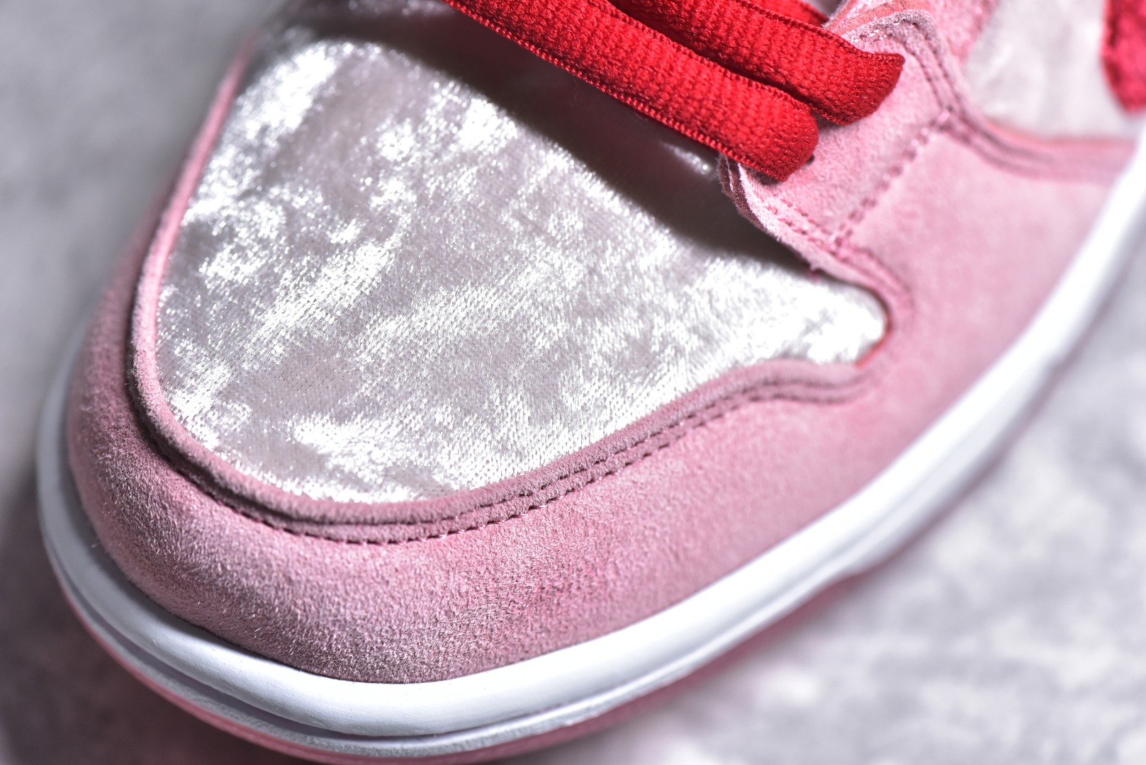 ▪️Detalles de autenticación StrangeLove x NK SB Dunk Low colaboración edición limitada de San Valentín blanco y rosa
