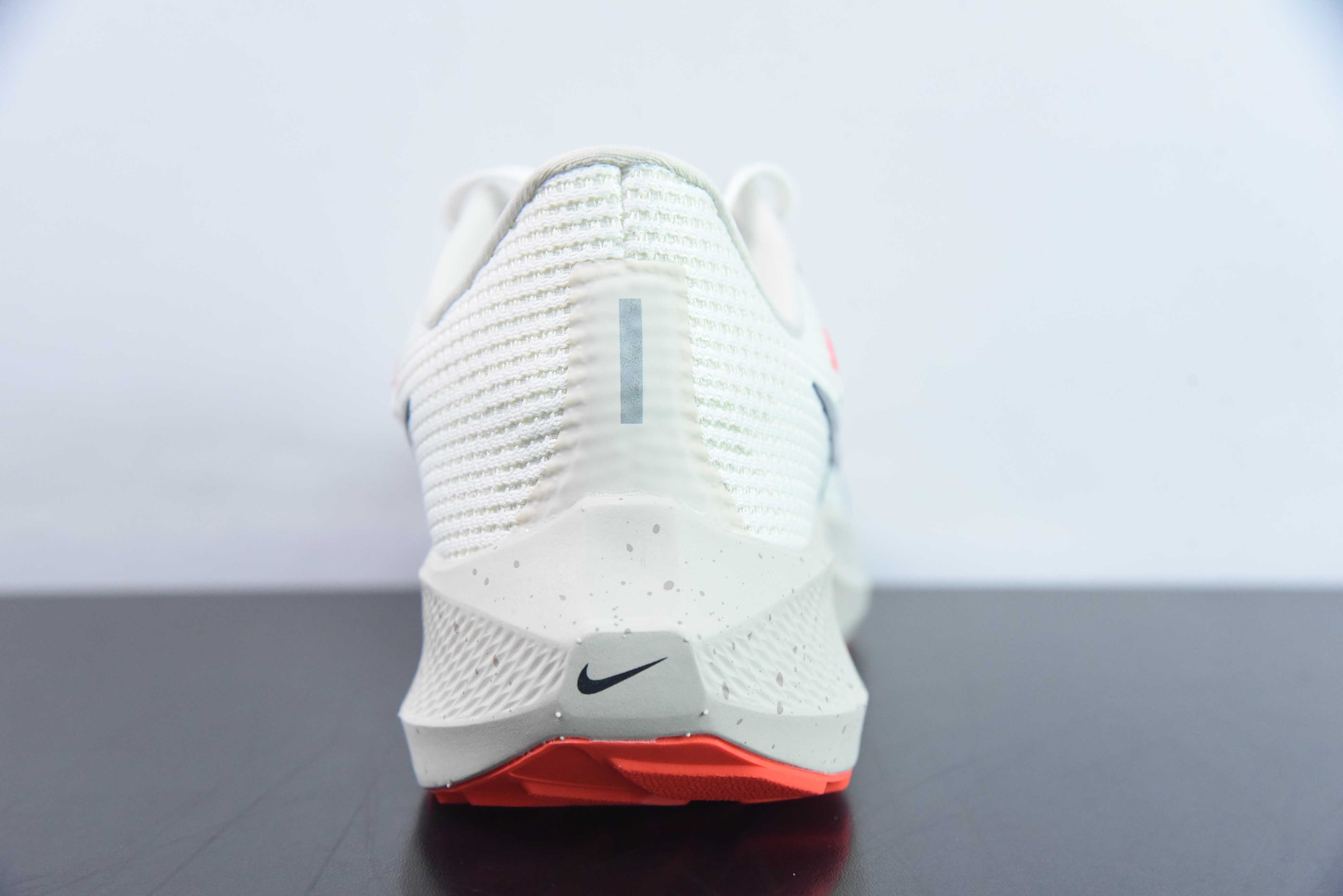 NK Air Zoom Pegasus 40 登月专业跑步鞋