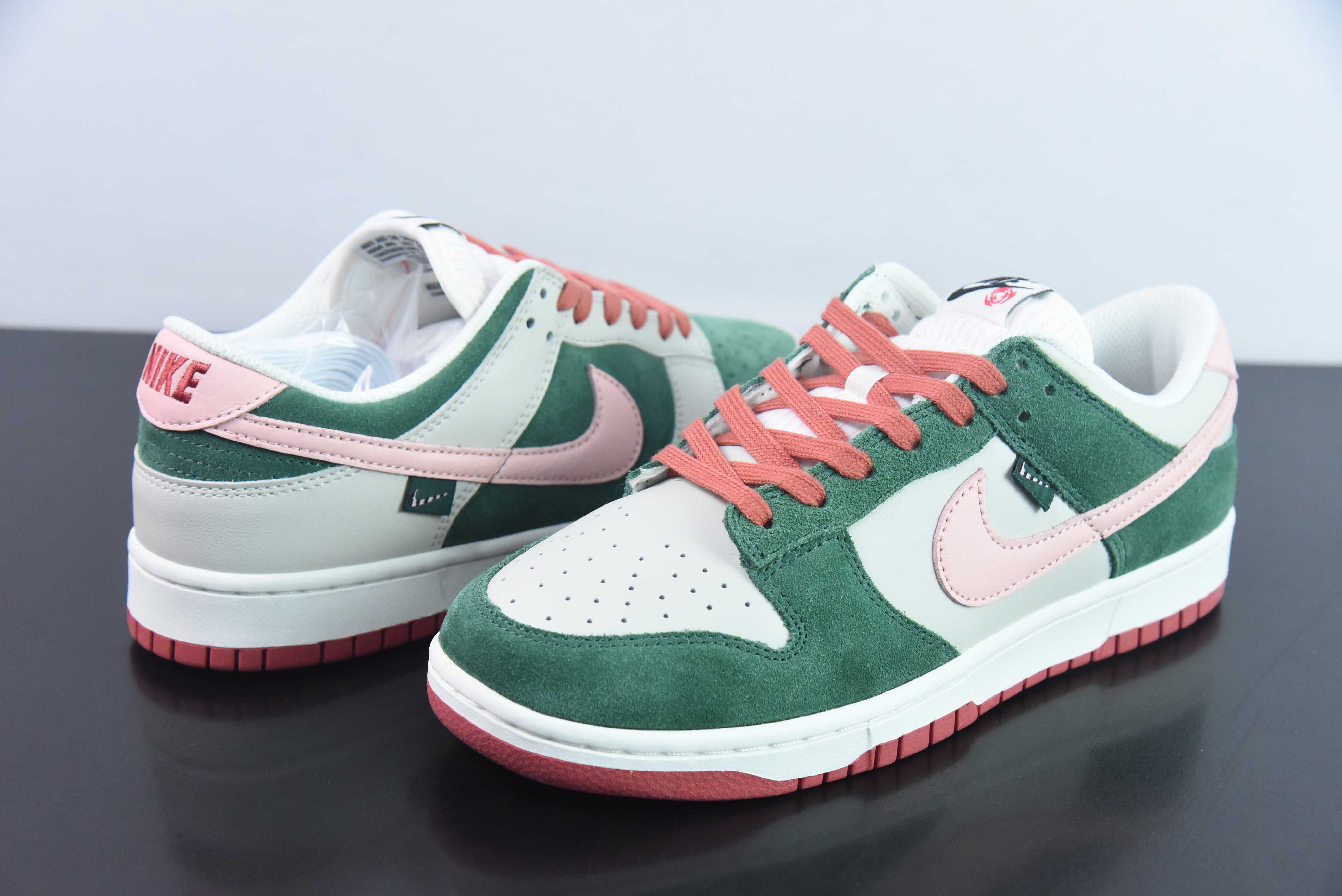 Nike SB Dunk Low 爆款色系粉绿 鸳鸯 货号：FN8923 061