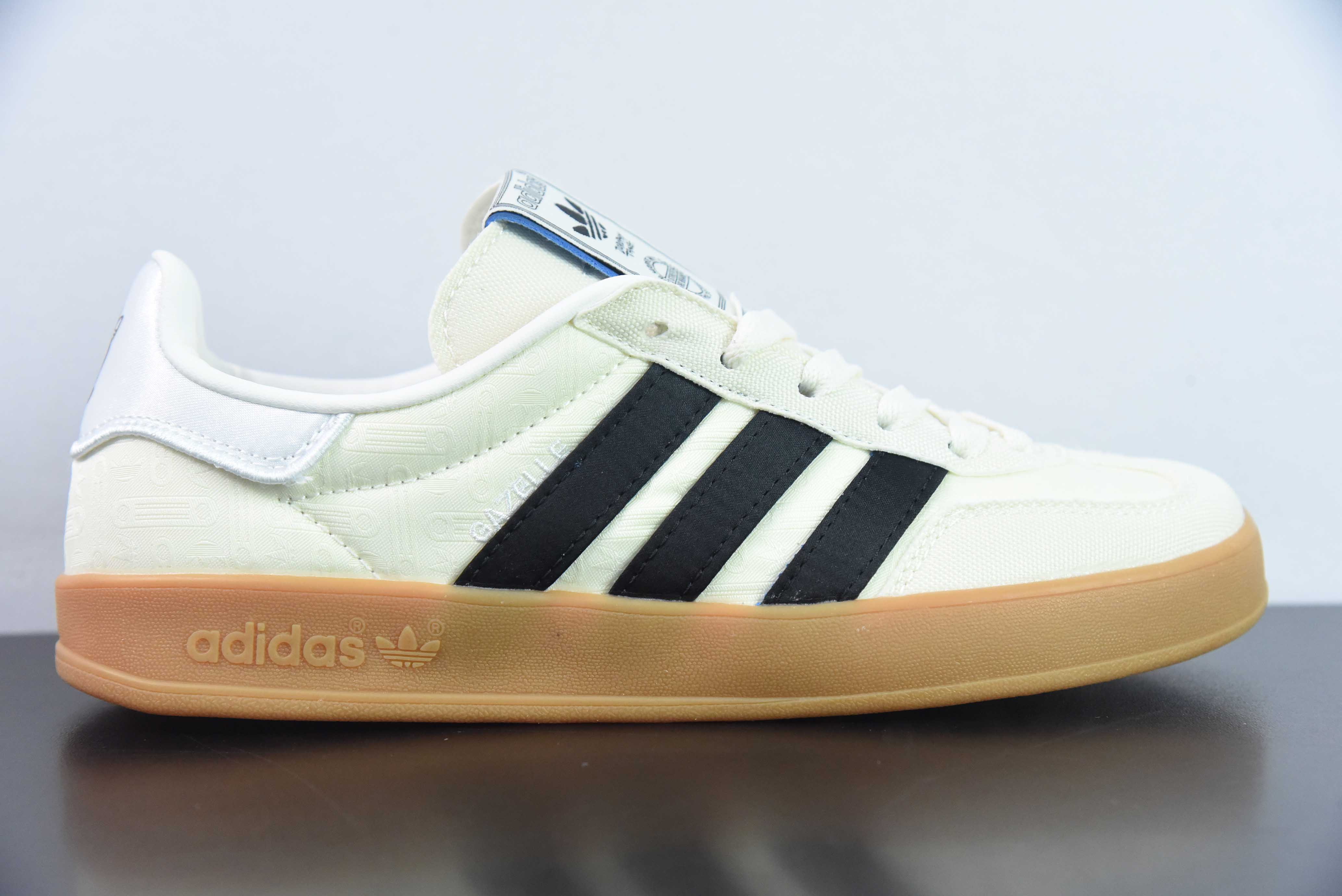 Adidas Gazelle Indoor Trainers 羚羊内训系列低帮复古百搭休闲运动德训风板鞋“奶白鸳鸯黑生胶底”货号:IG3677
