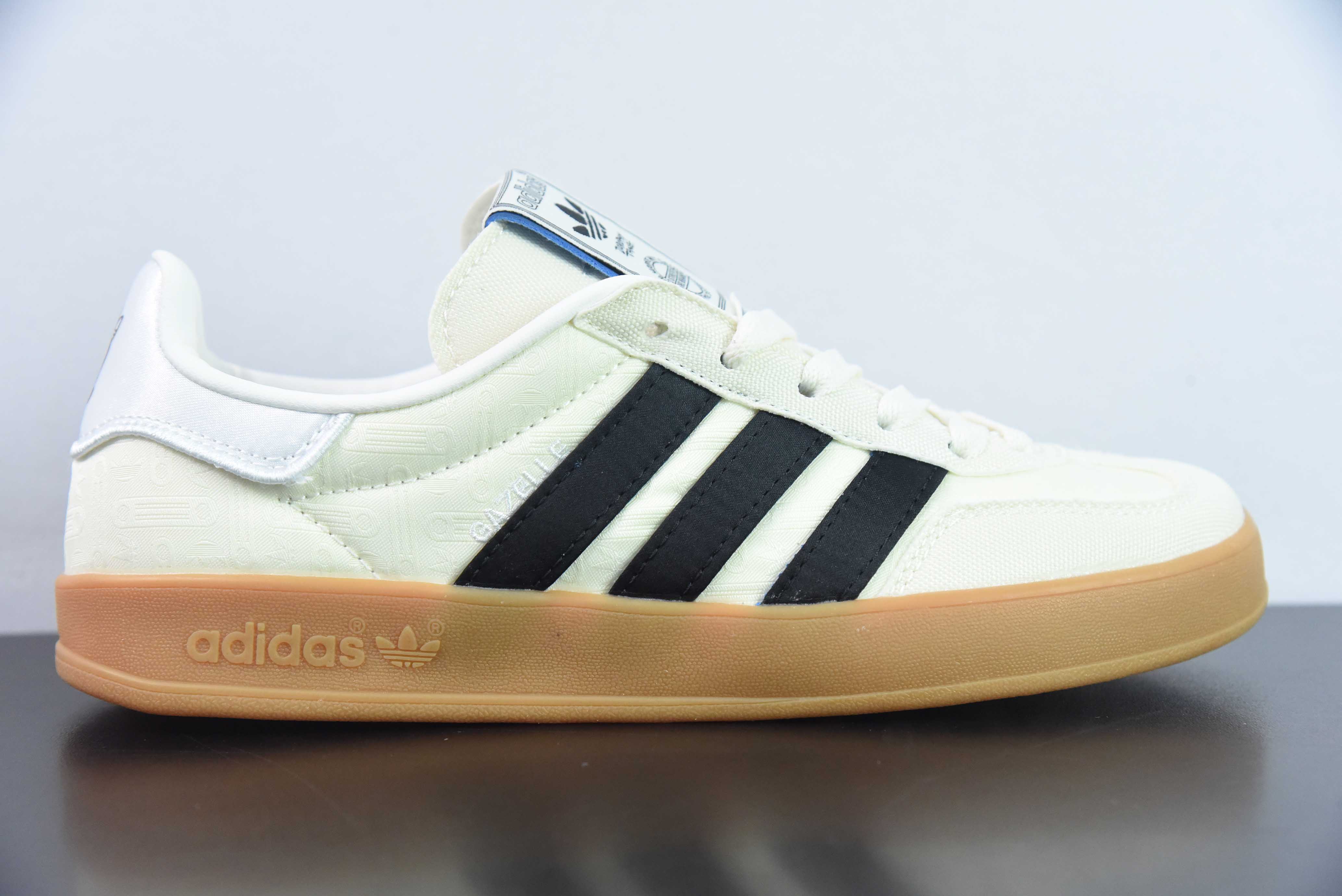 Adidas Gazelle Indoor Trainers 羚羊内训系列低帮复古百搭休闲运动德训风板鞋“奶白鸳鸯黑生胶底”货号：IG3677