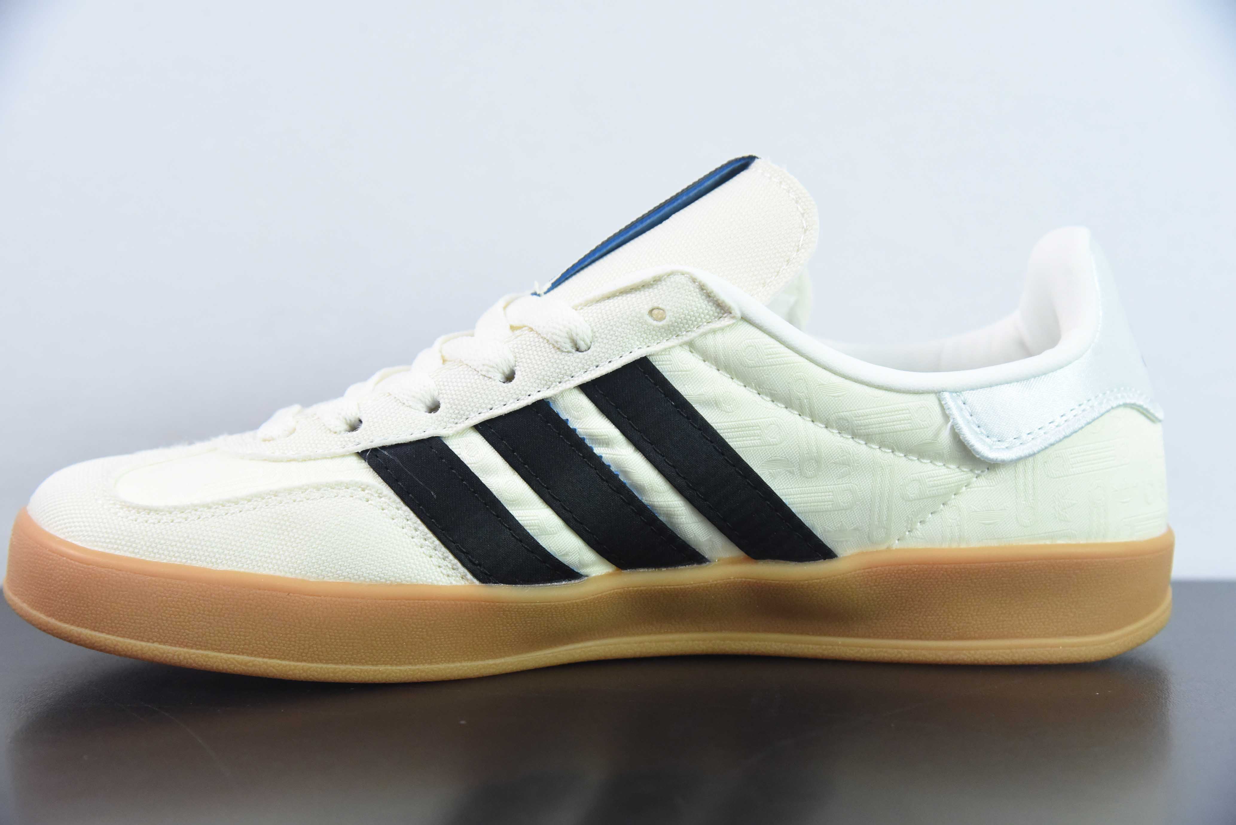 Adidas Gazelle Indoor Trainers 羚羊内训系列低帮复古百搭休闲运动德训风板鞋“奶白鸳鸯黑生胶底”货号：IG3677