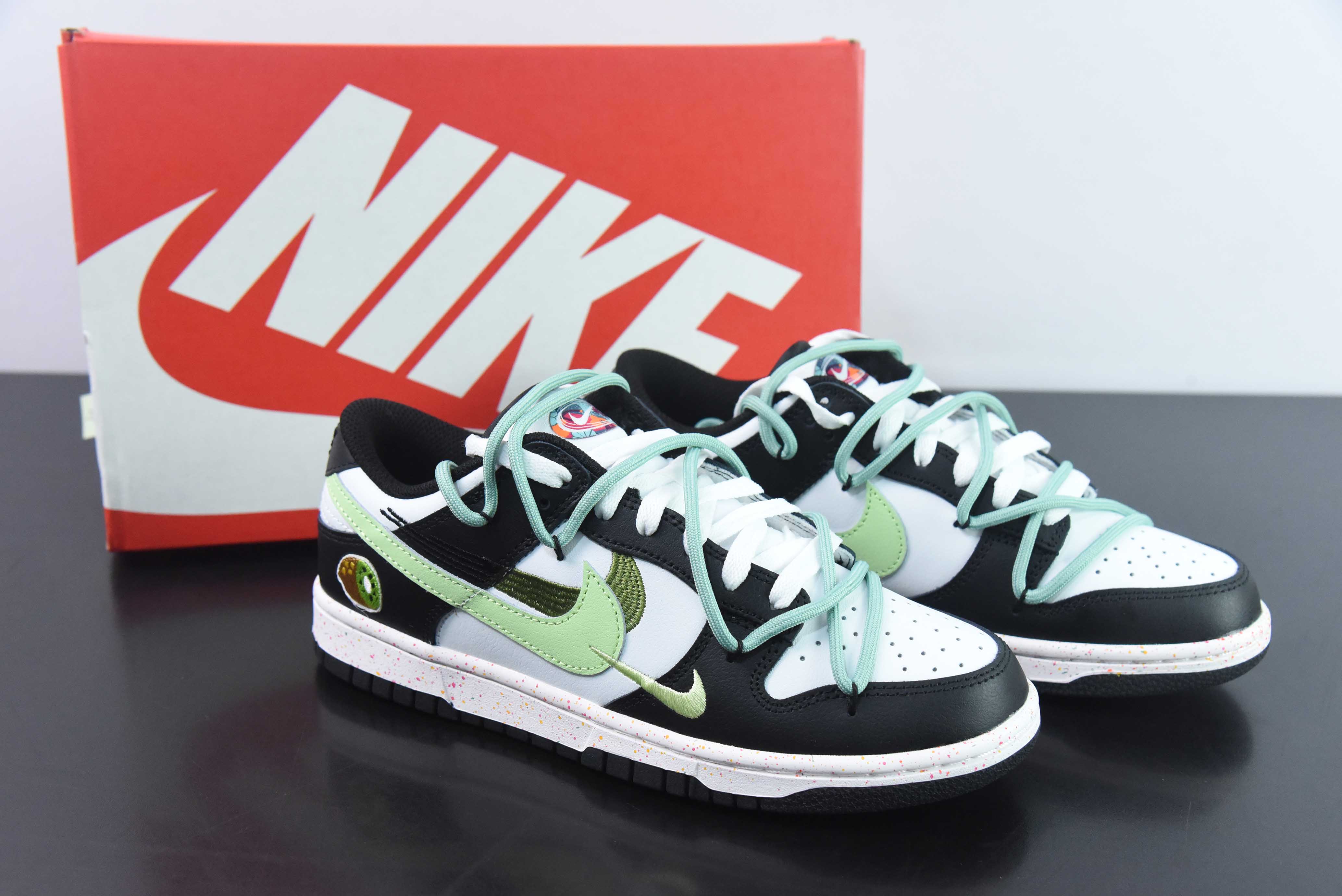 NK SB Dunk Low 解构活力三钩黑白绿  货号：FD4623-152