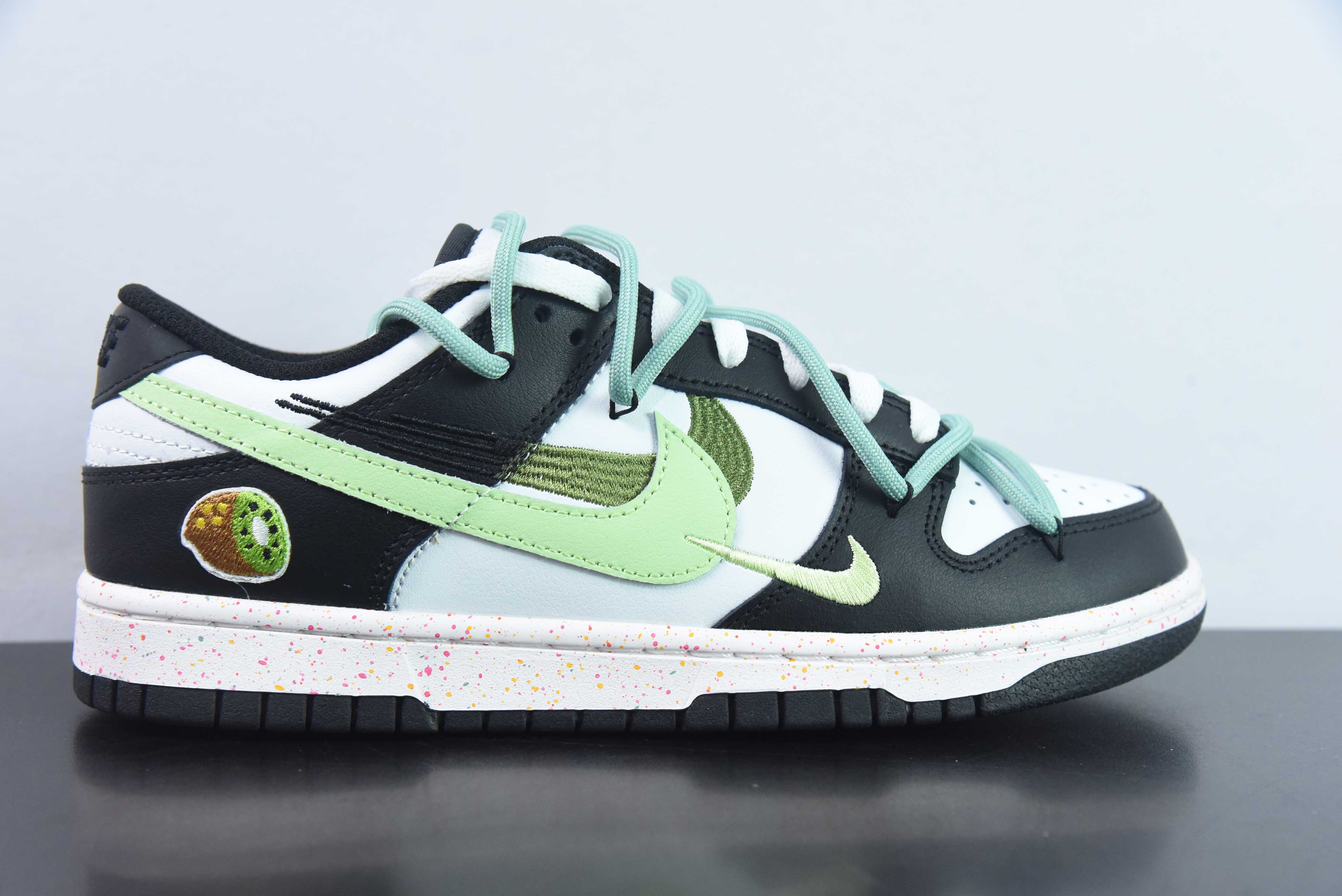 NK SB Dunk Low 解构活力三钩黑白绿  货号：FD4623-152