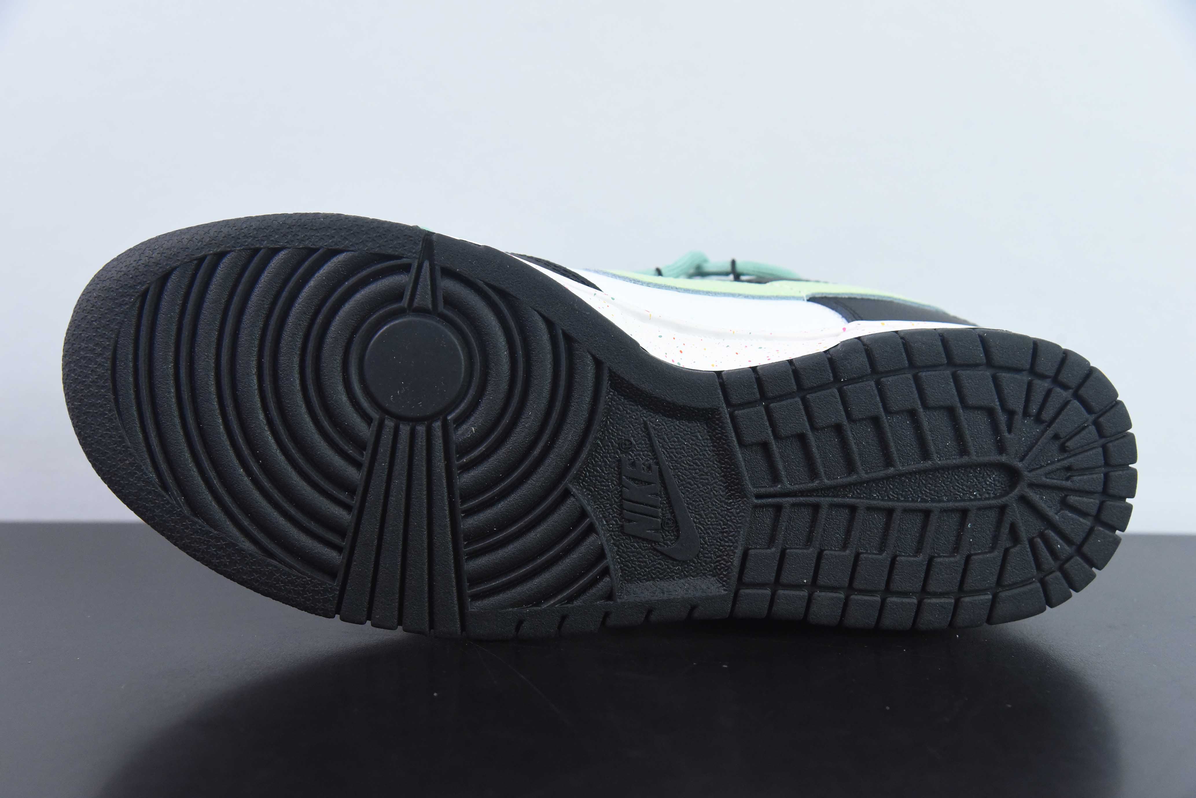 NK SB Dunk Low 解构活力三钩黑白绿  货号：FD4623-152