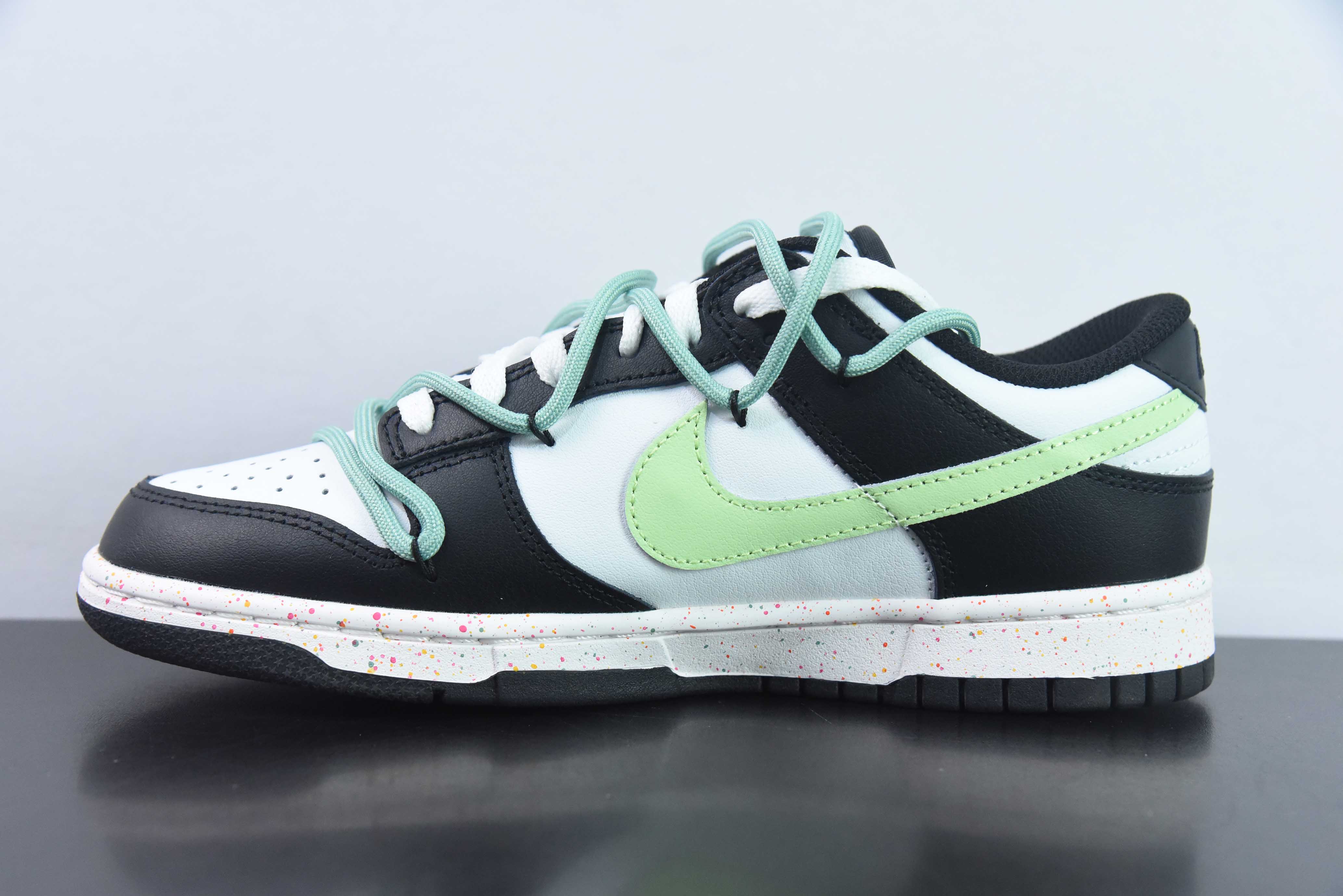 NK SB Dunk Low 解构活力三钩黑白绿  货号：FD4623-152