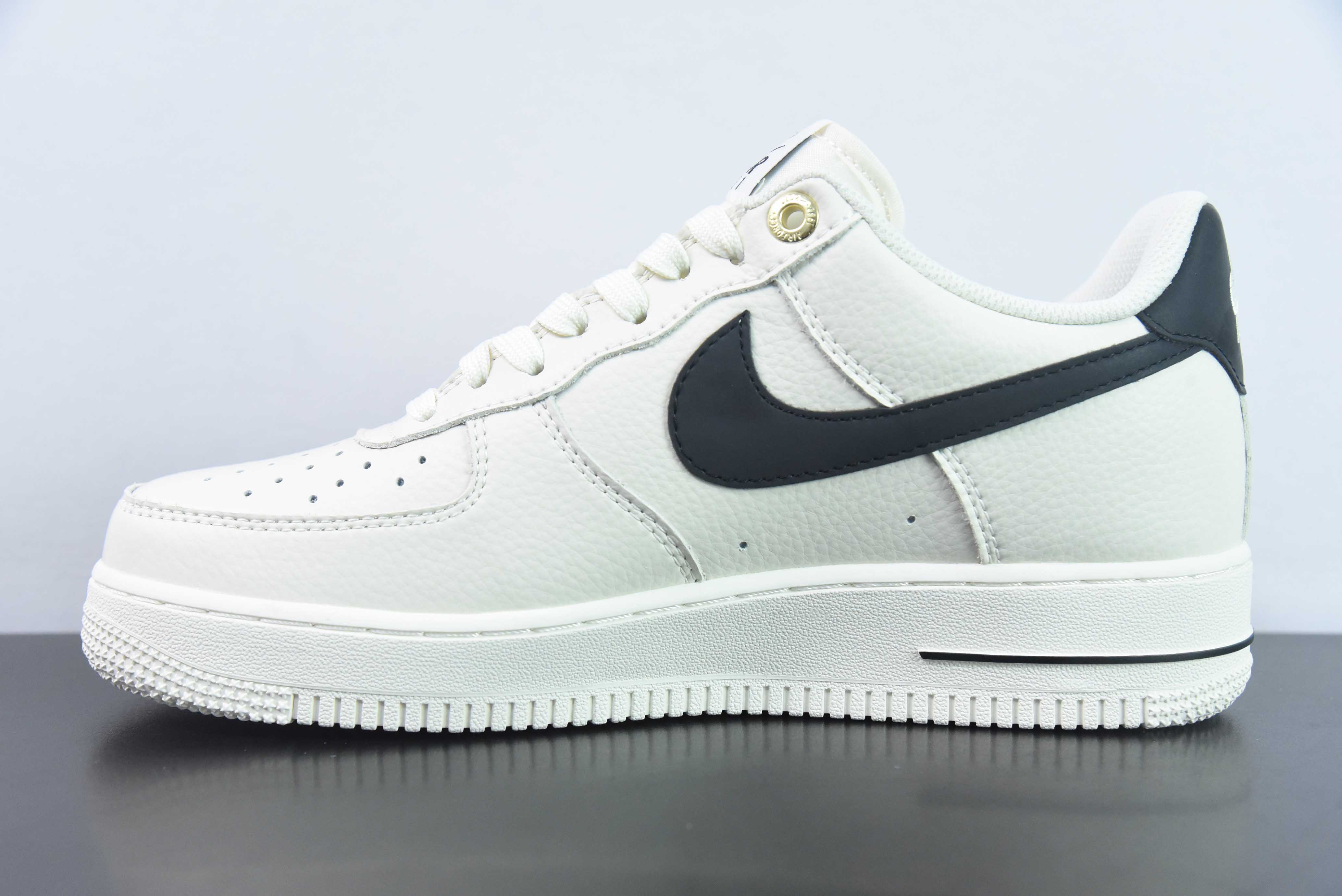 NK Air Force 1‘07 Low”NAI-KE/Beige/Black“空军一号经典低帮百搭休闲运动板鞋“NAIKE米白黑小钩”货号:NK0621-922