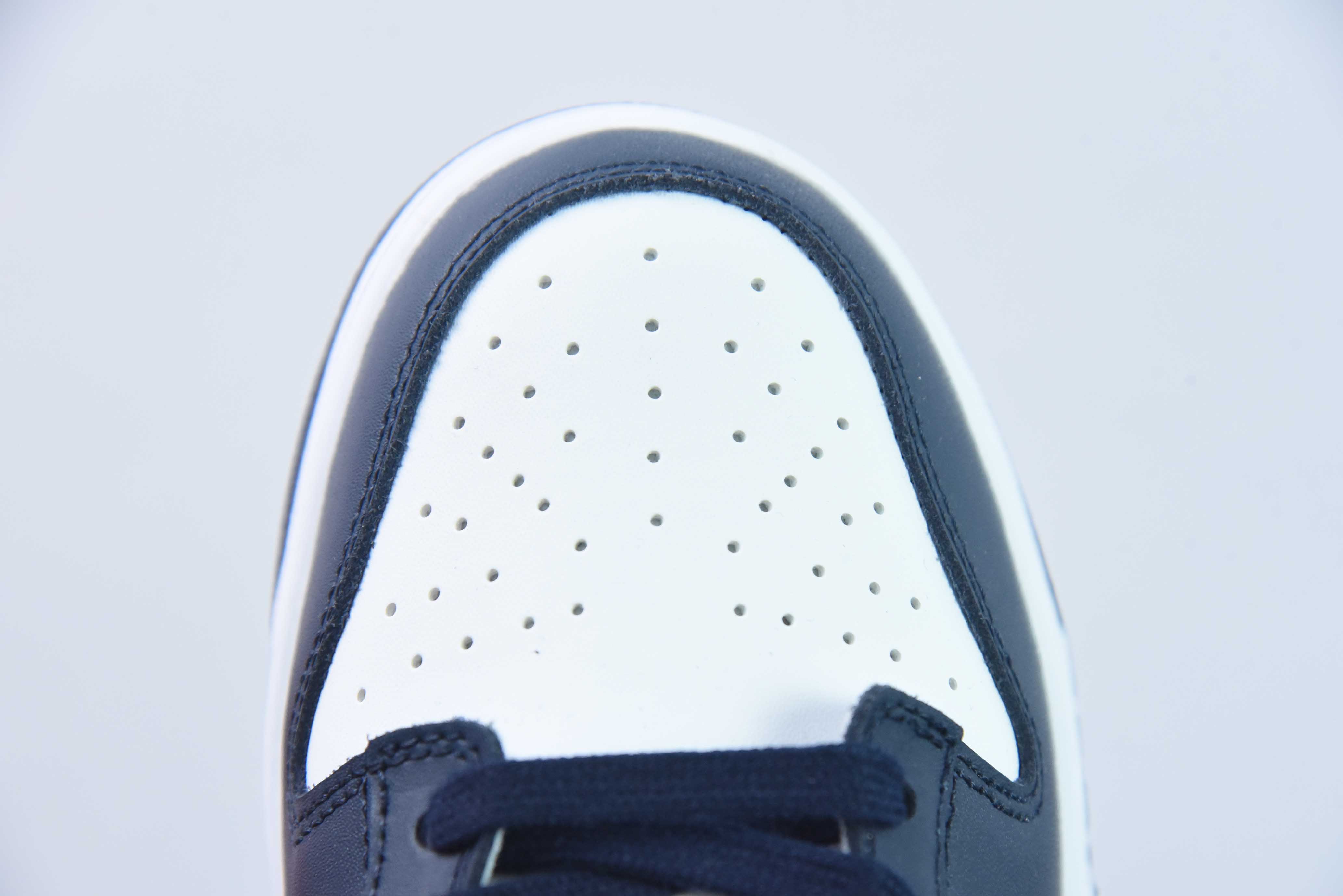 Nike SB Dunk Low “Habibi” 黑白蓝 扣篮系列复古低帮休闲运动滑板板鞋。货号:FN7800-400