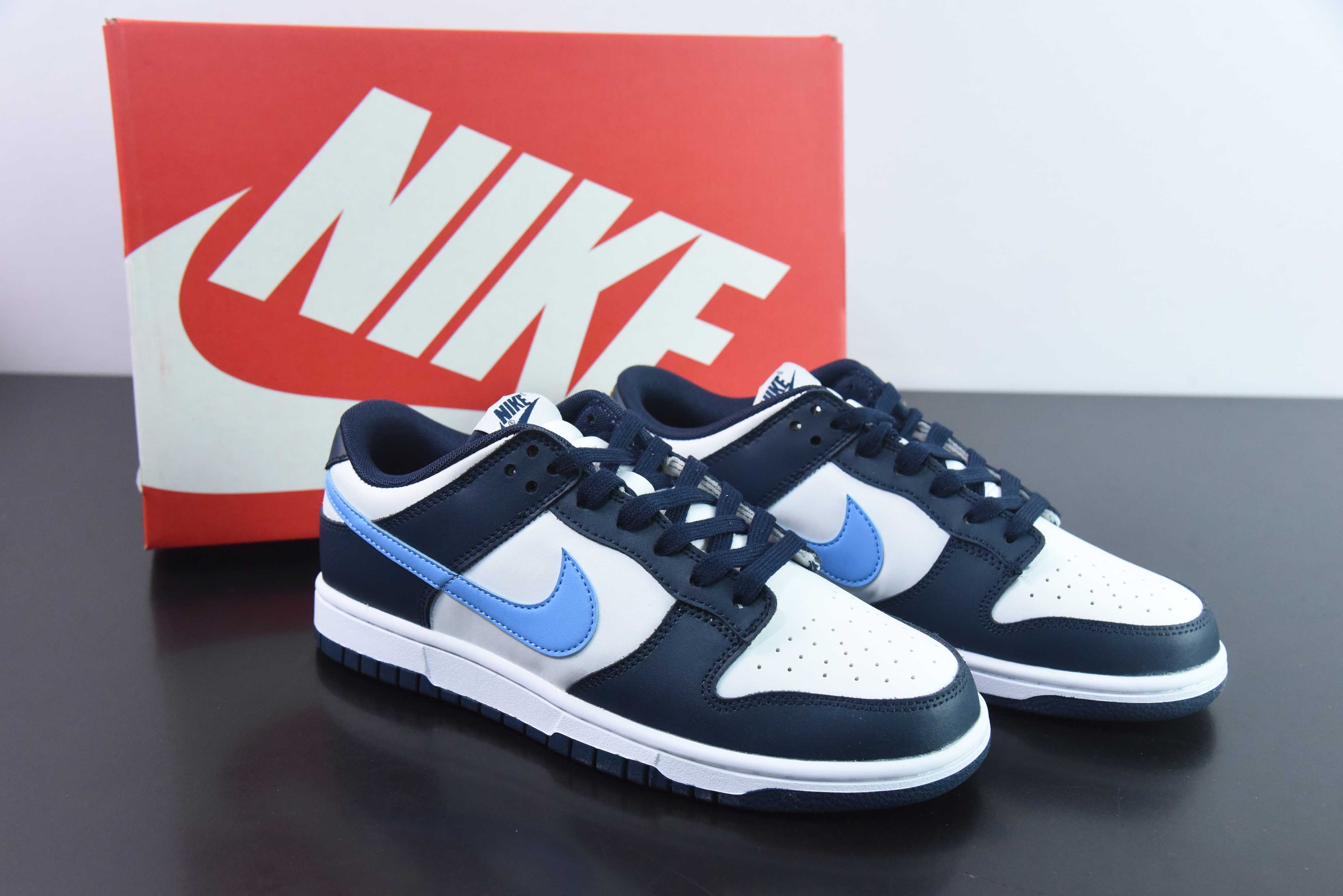 Nike SB Dunk Low “Habibi” 黑白蓝 扣篮系列复古低帮休闲运动滑板板鞋。货号:FN7800-400