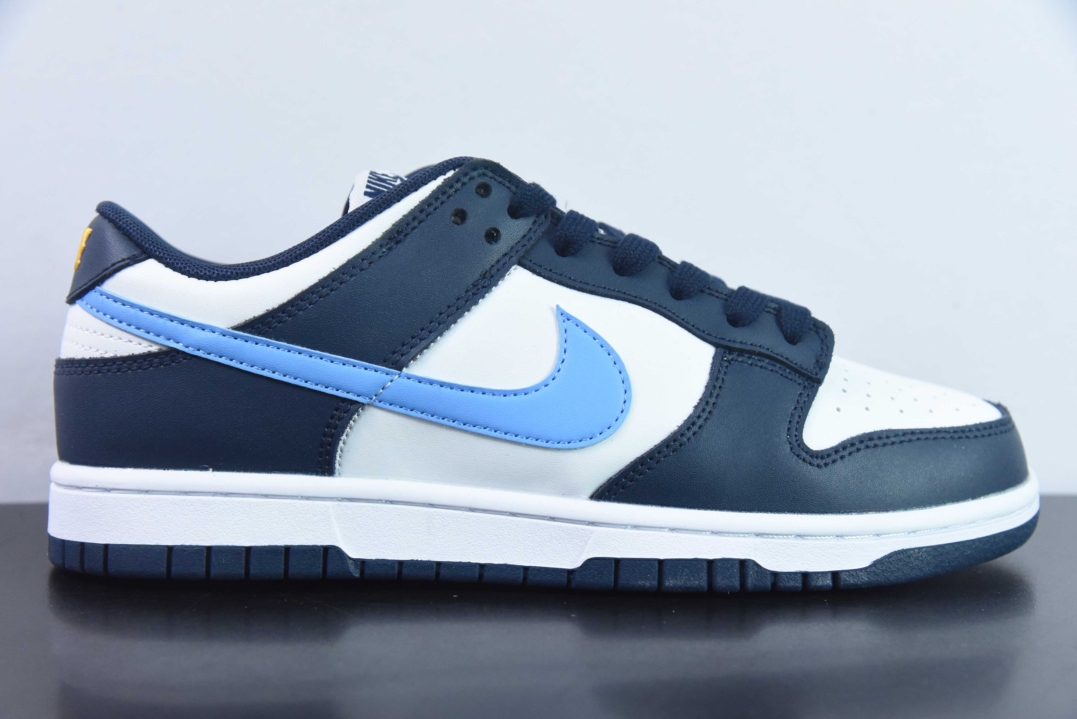 Nike SB Dunk Low “Habibi” 黑白蓝 扣篮系列复古低帮休闲运动滑板板鞋。货号:FN7800-400