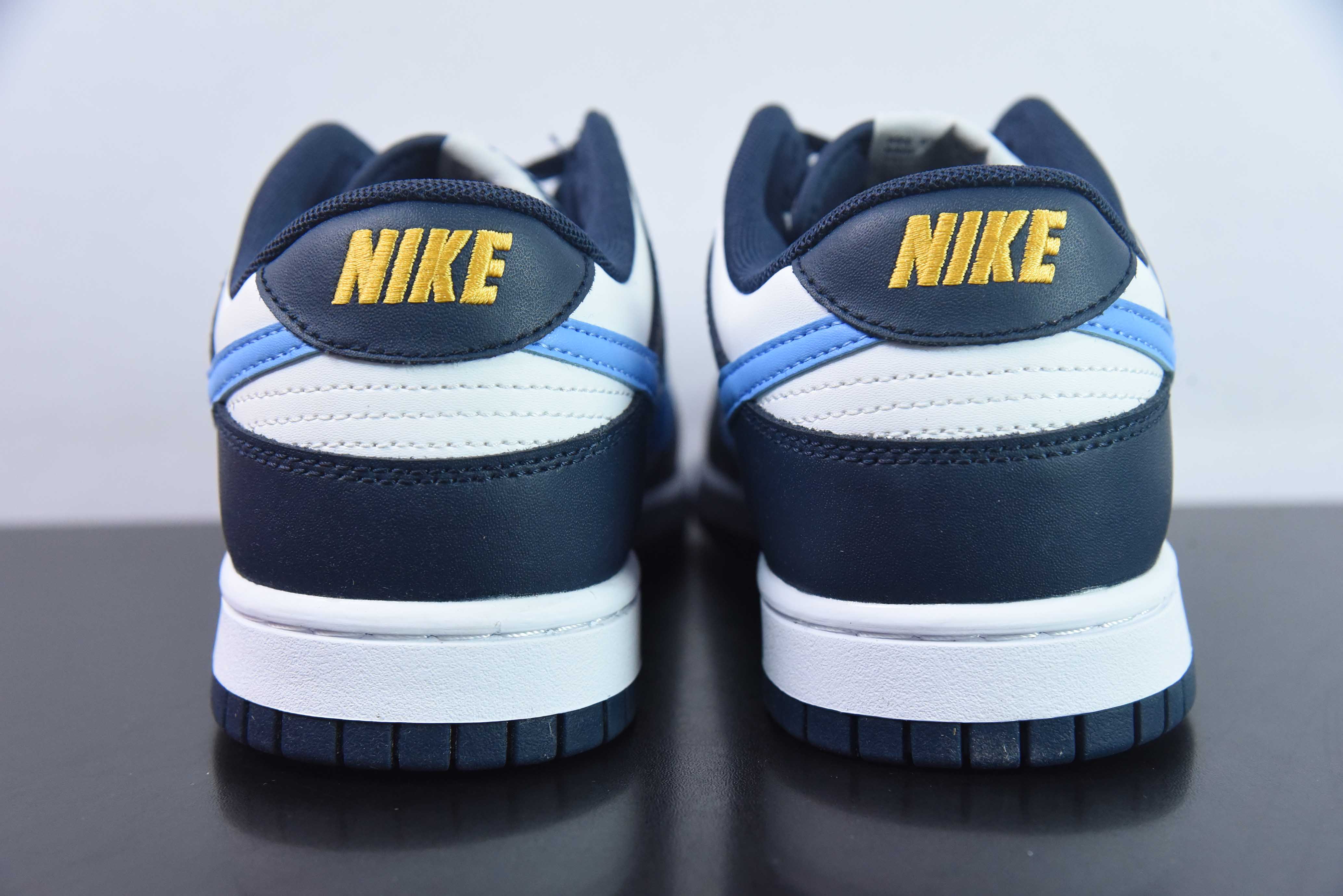 Nike SB Dunk Low “Habibi” 黑白蓝 扣篮系列复古低帮休闲运动滑板板鞋。货号:FN7800-400