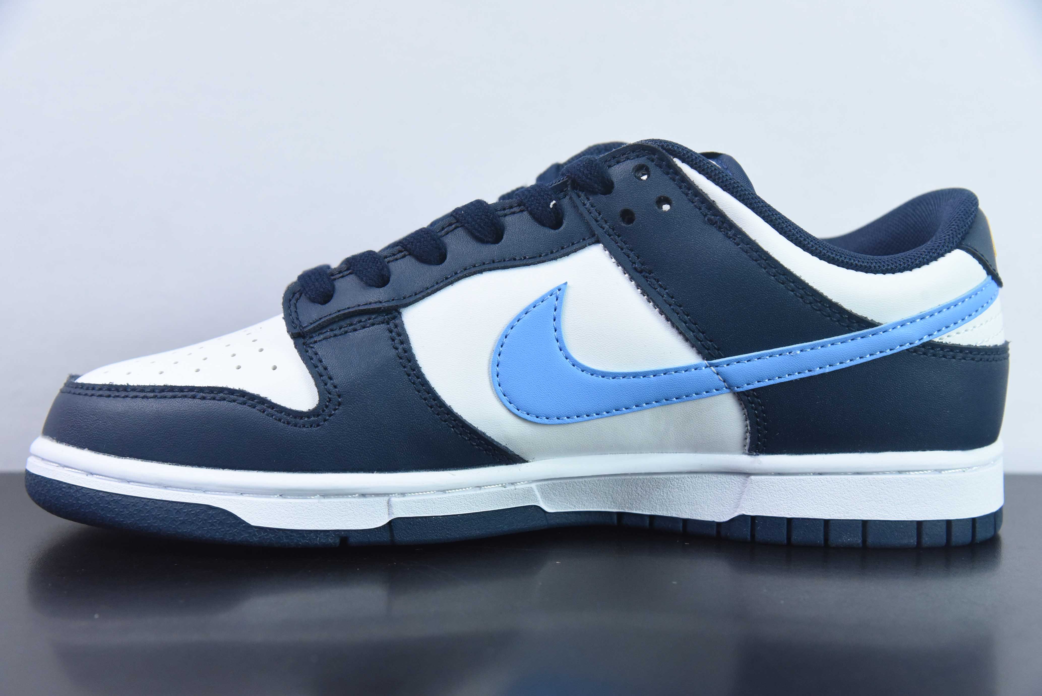 Nike SB Dunk Low “Habibi” 黑白蓝 扣篮系列复古低帮休闲运动滑板板鞋。货号:FN7800-400