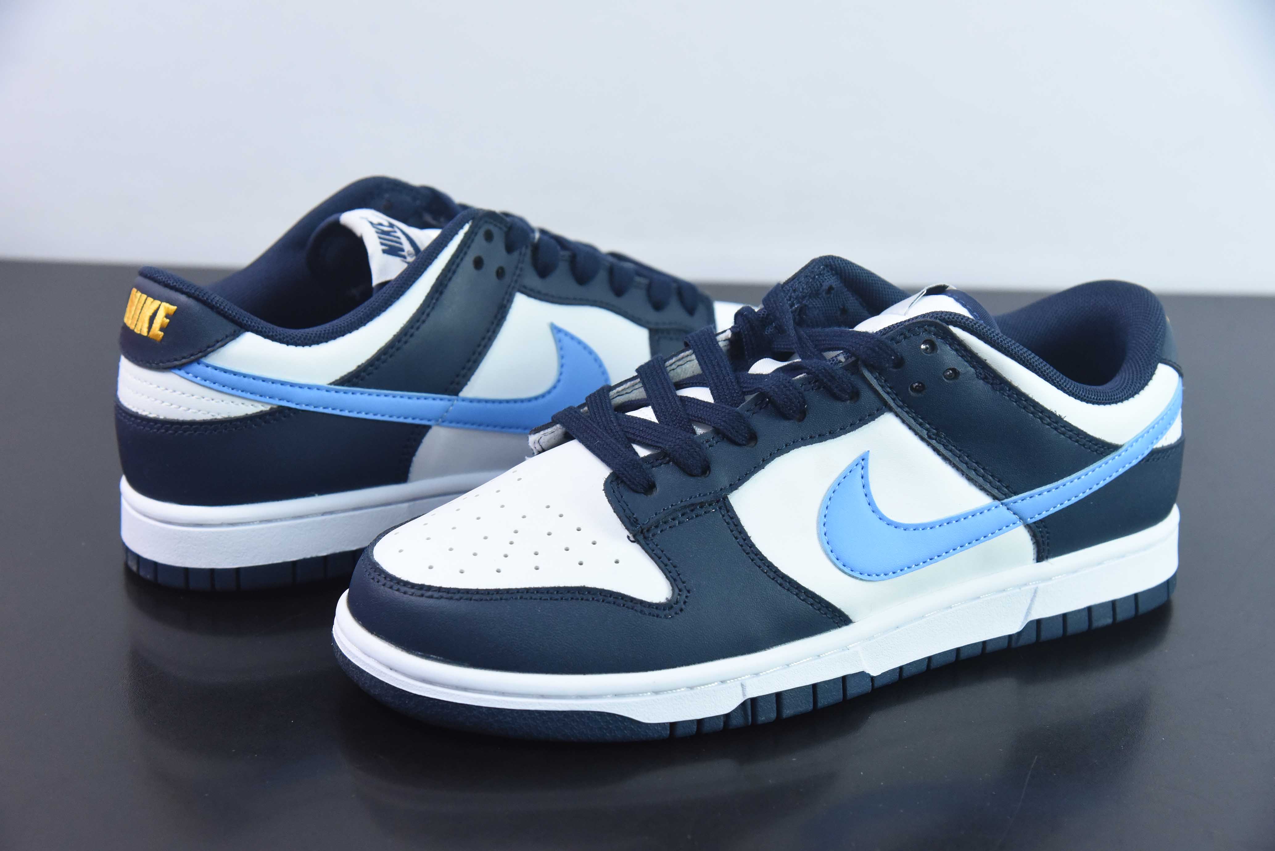 Nike SB Dunk Low “Habibi” 黑白蓝 扣篮系列复古低帮休闲运动滑板板鞋。货号:FN7800-400