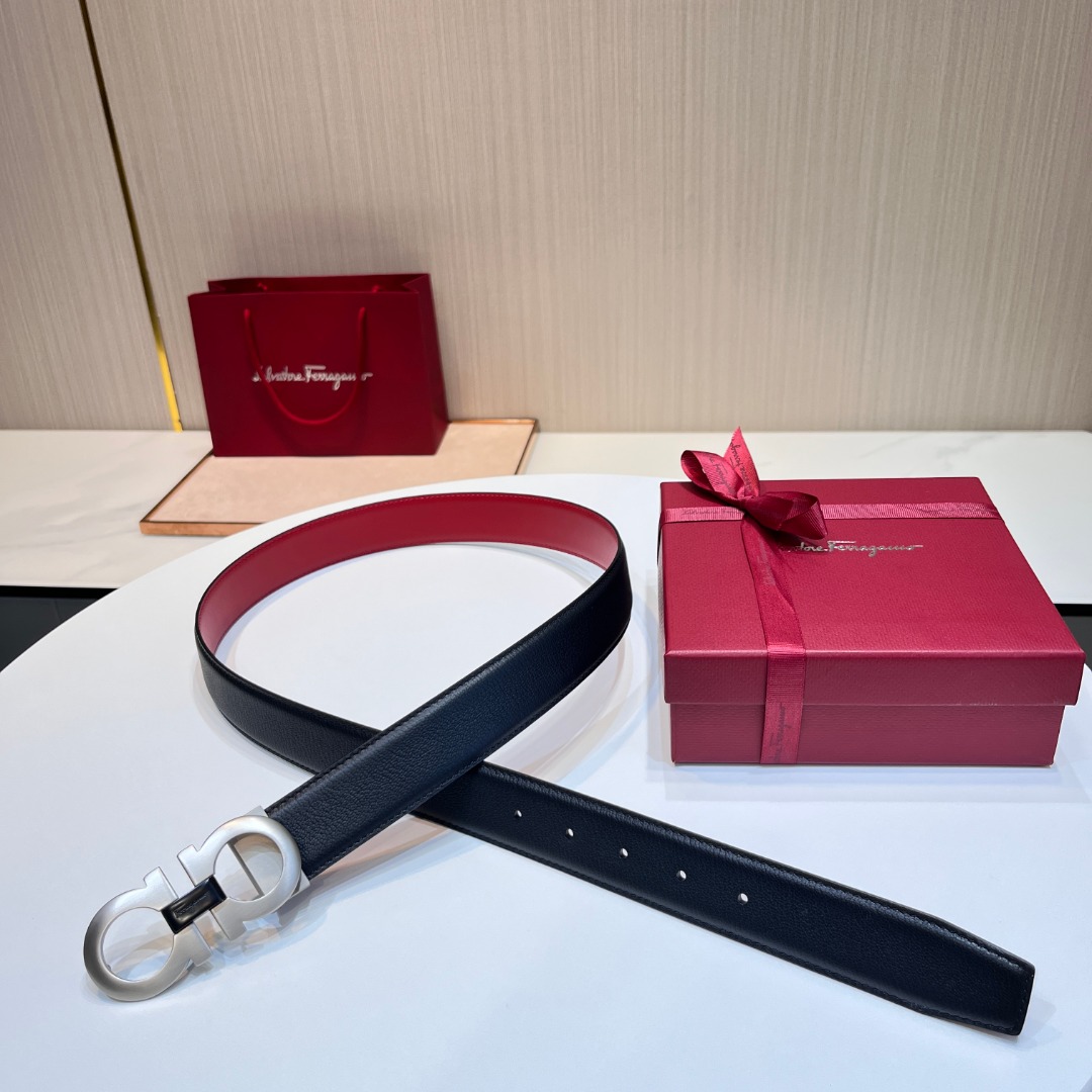 p190 顶级品质🎁配全套包装 菲拉~專櫃有售
精品真空镀金钢印LOGOGancio 这款双面皮带小牛皮制成,可为休闲穿搭增添别致点缀。采用双色撞色设计,演绎多变穿搭风格;缀以钯色饰面Gancini扣饰,凸显独到个性特质。 长度可调节,实现量身定制般的修身效果。可裁剪皮带或增加孔眼,打造紧身或宽松版型。 顶级