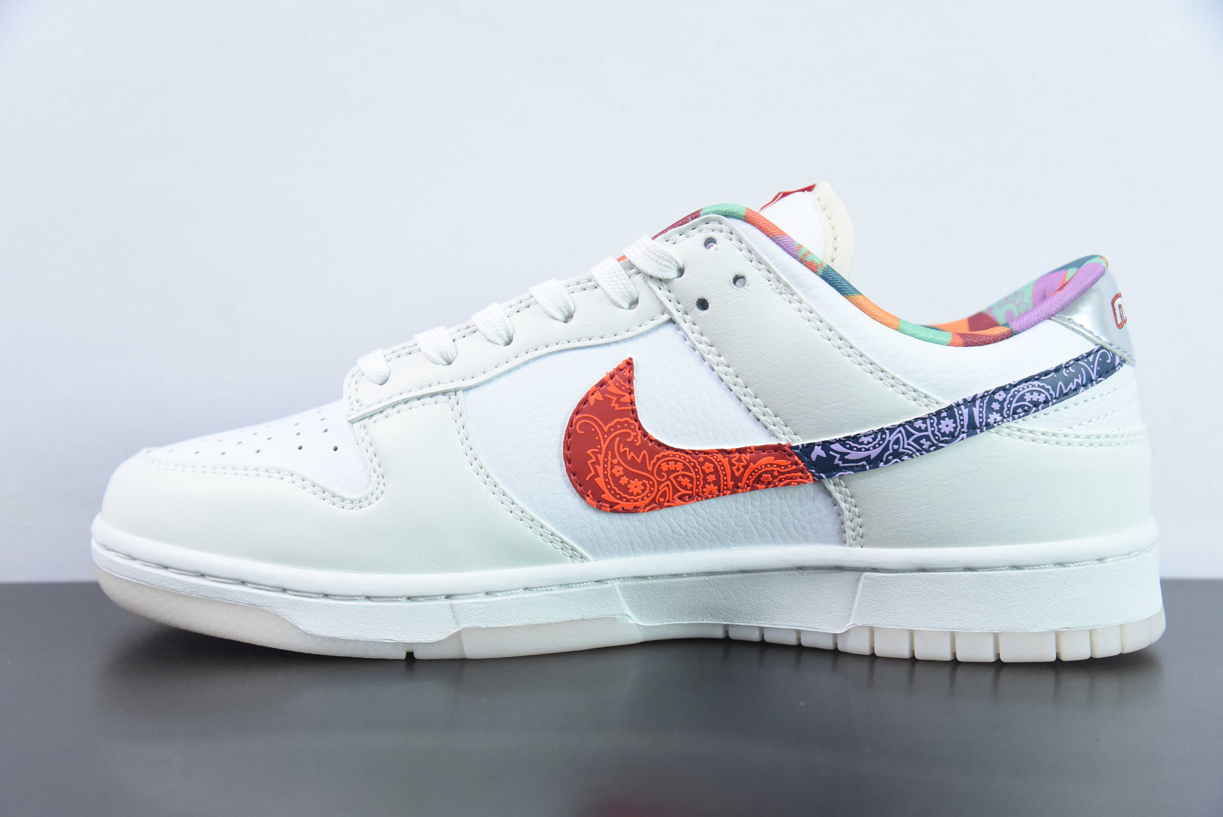 NK DUNK SB Low Decon 白色七彩运动鞋 货号：FN8913-141
