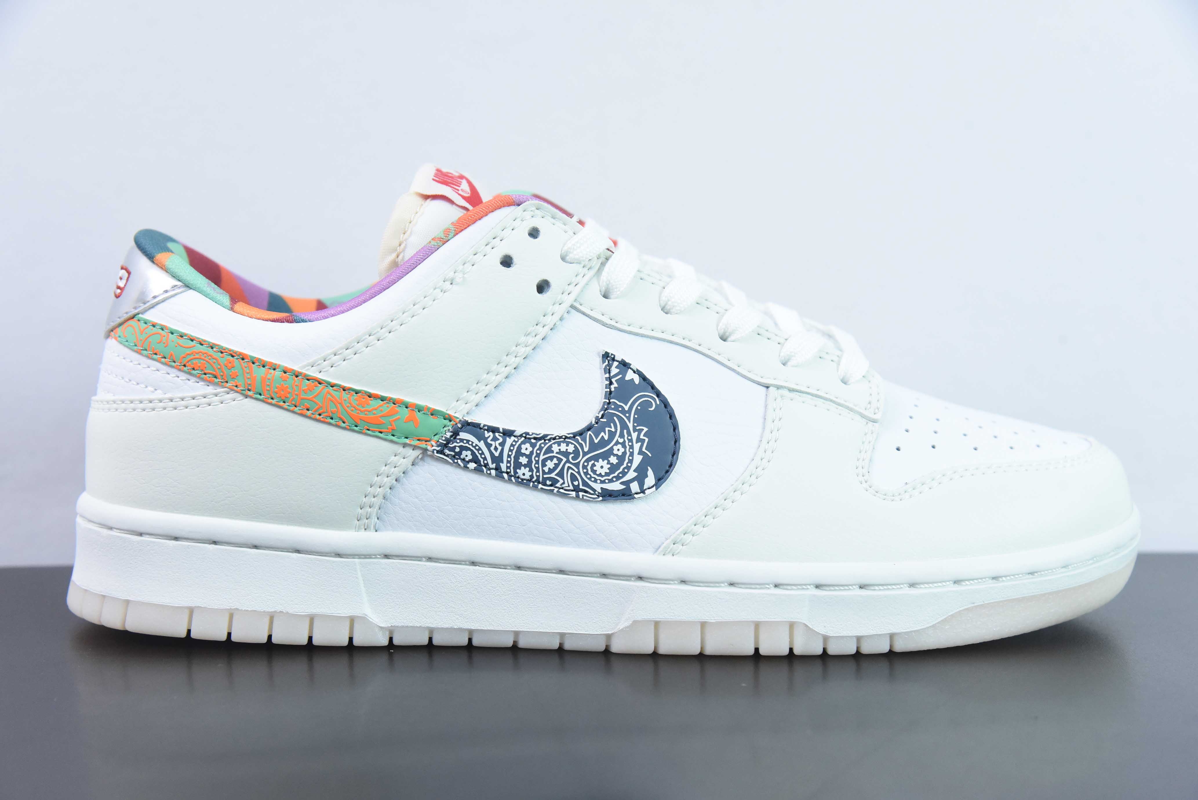 NK DUNK SB Low Decon 白色七彩运动鞋 货号：FN8913-141