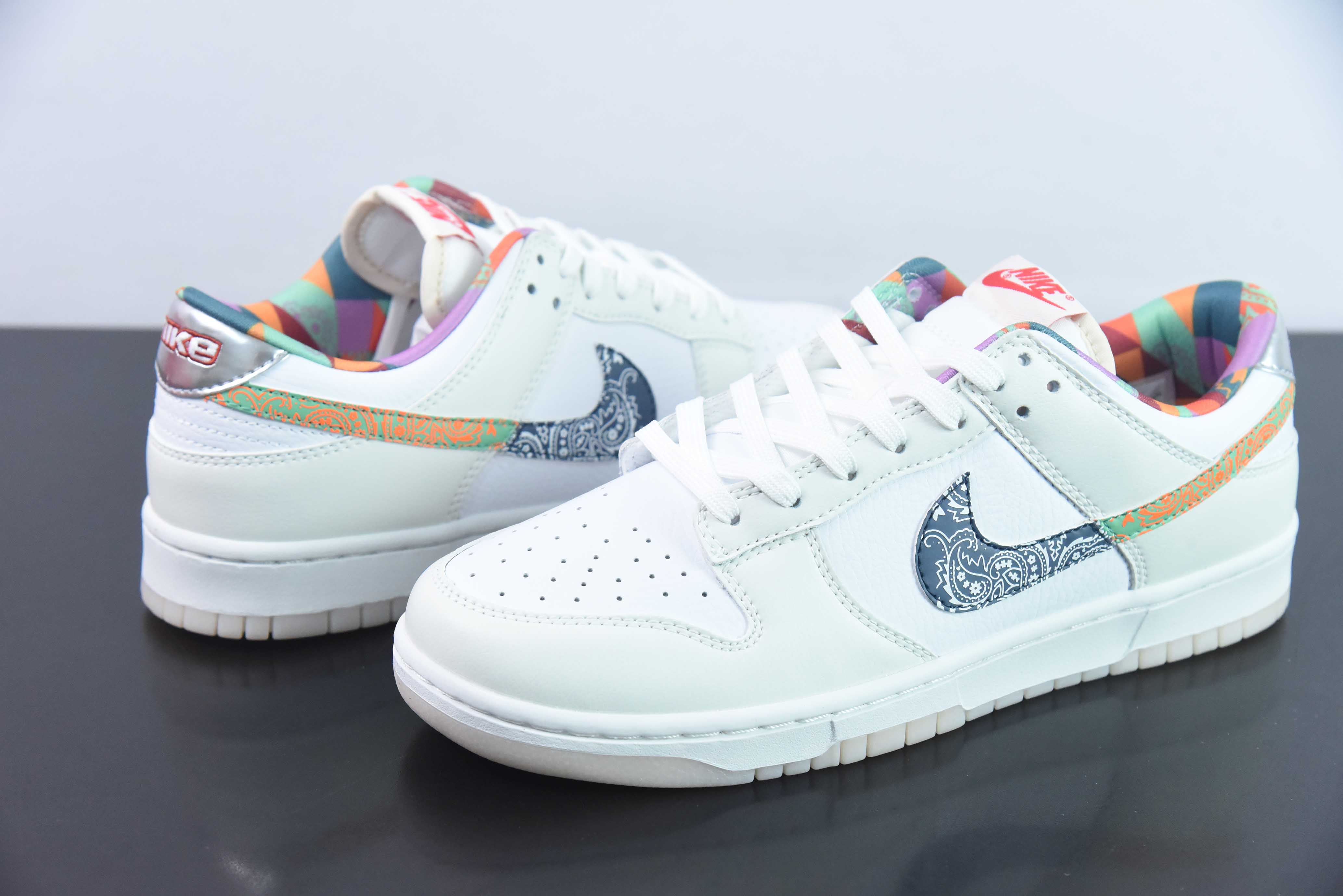NK DUNK SB Low Decon 白色七彩运动鞋 货号：FN8913-141