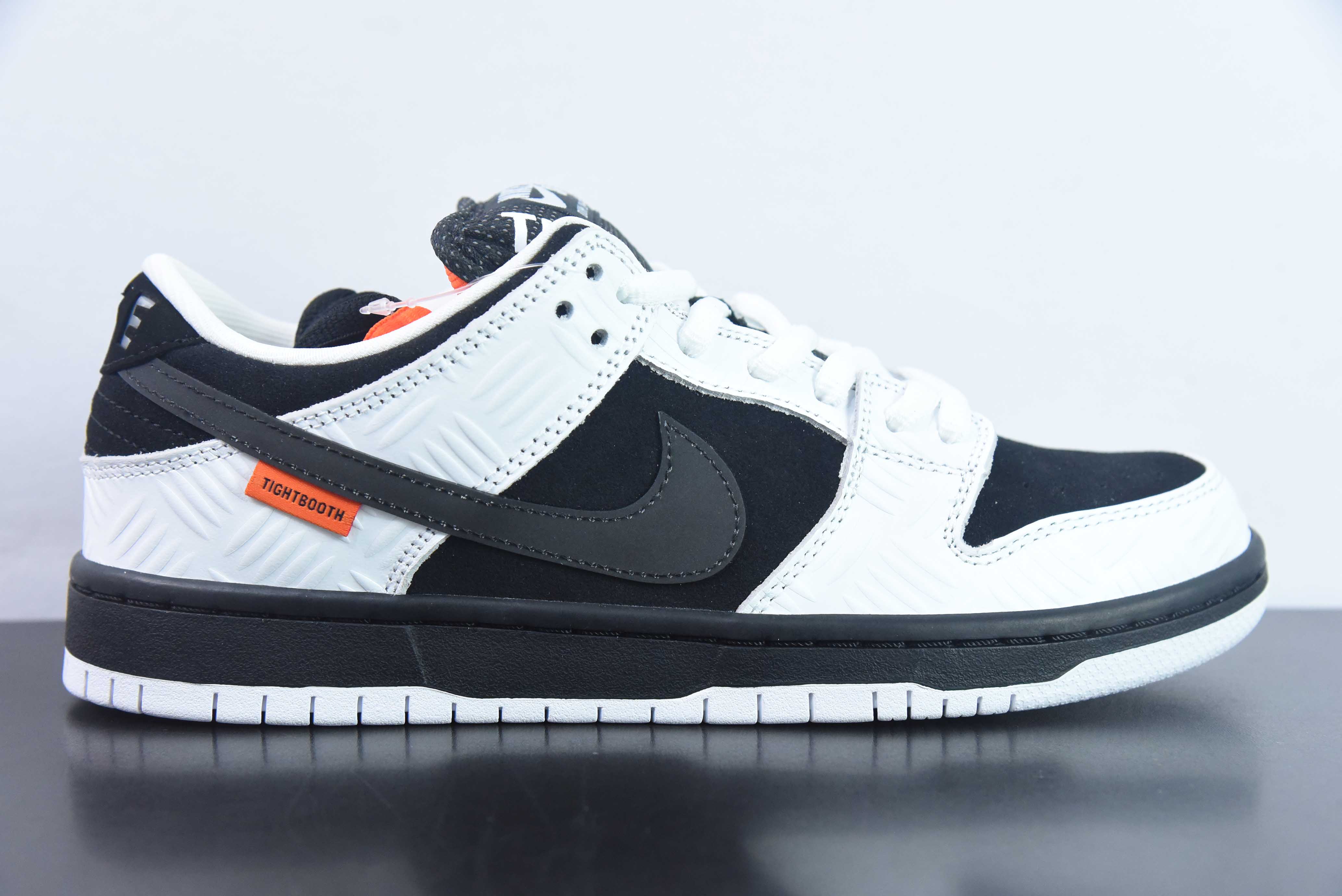 NK SB Dunk Low 联名反转黑白熊猫运动鞋 货号:FD2629-100