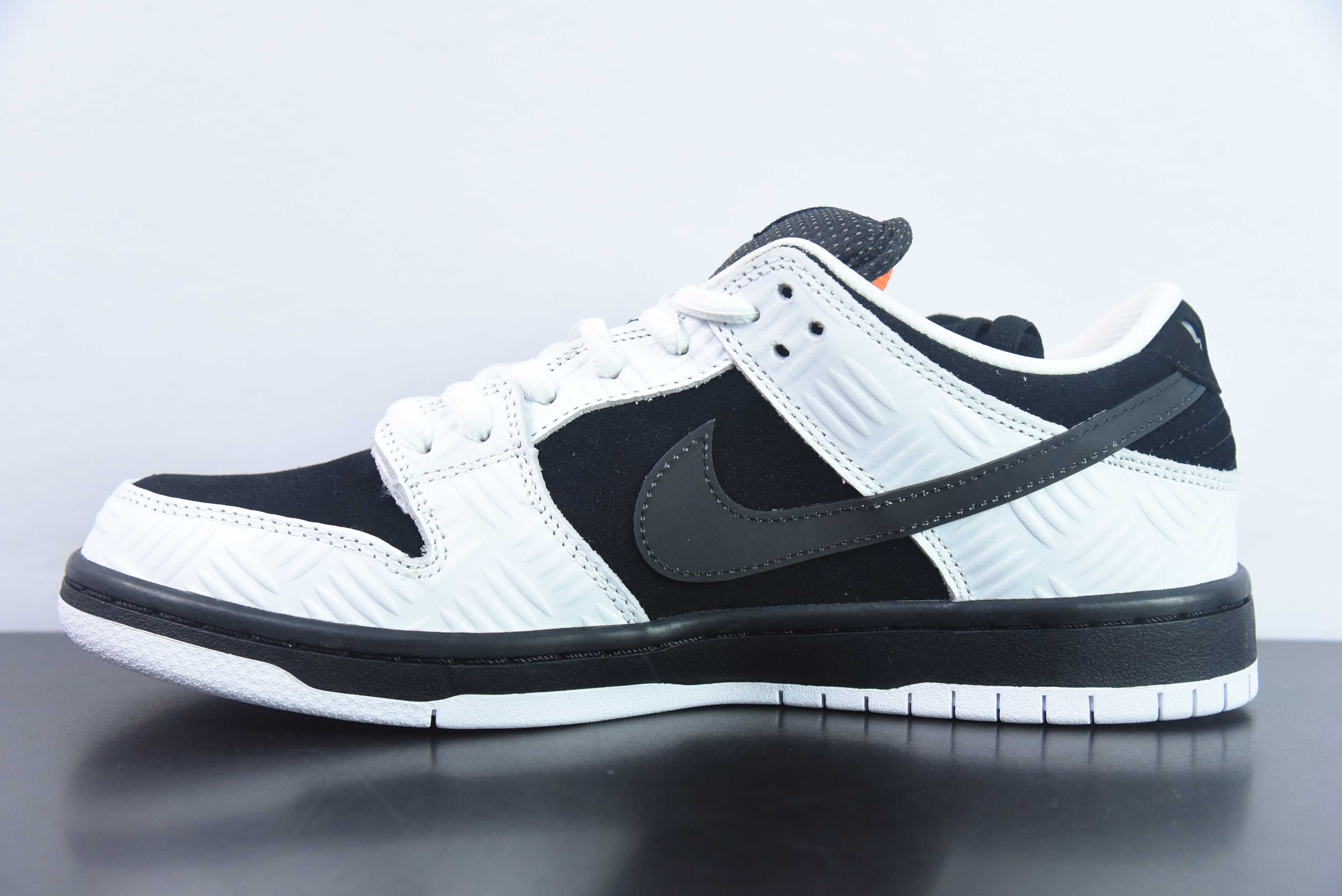 NK SB Dunk Low 联名反转黑白熊猫运动鞋 货号:FD2629-100
