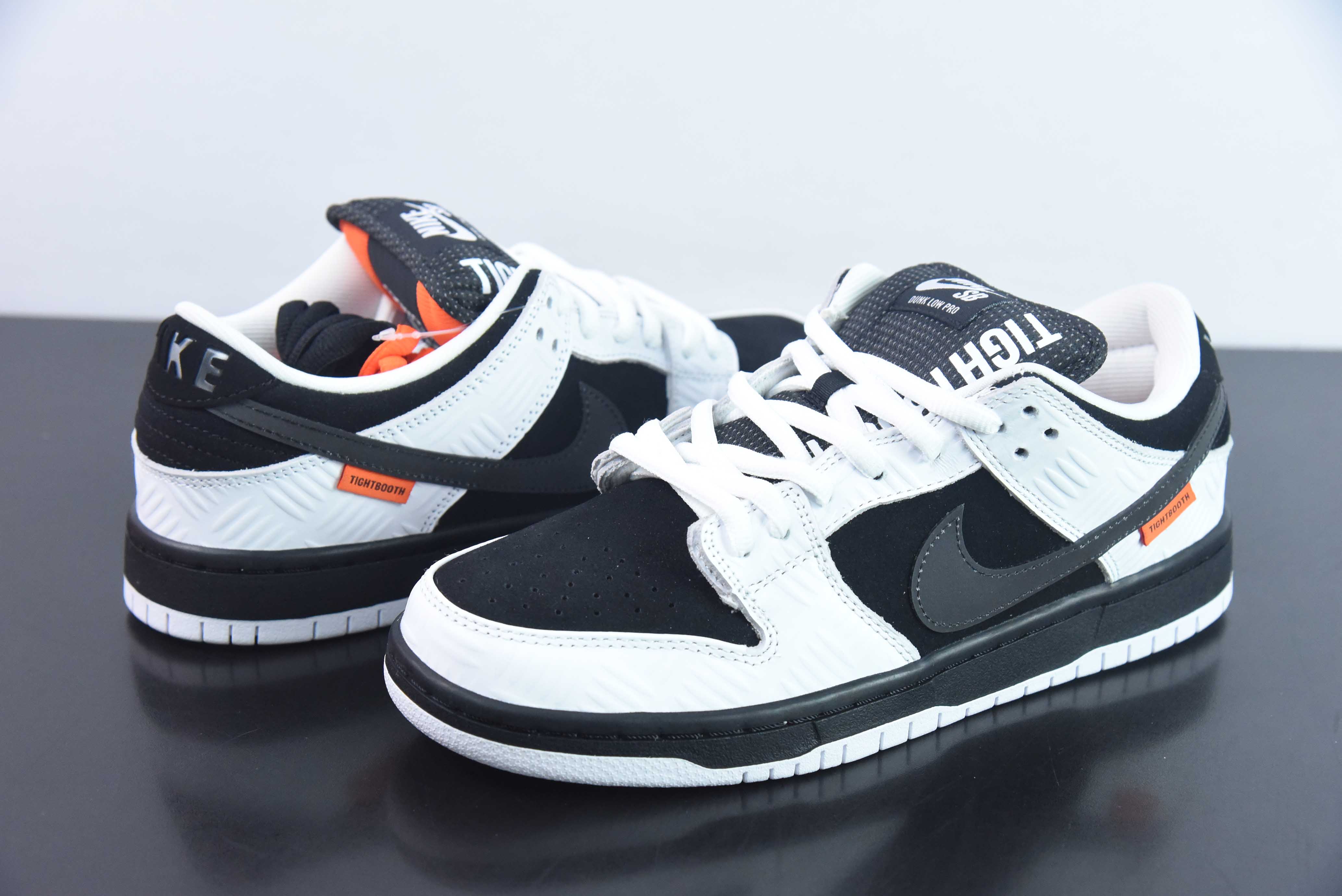 NK SB Dunk Low 联名反转黑白熊猫运动鞋 货号:FD2629-100