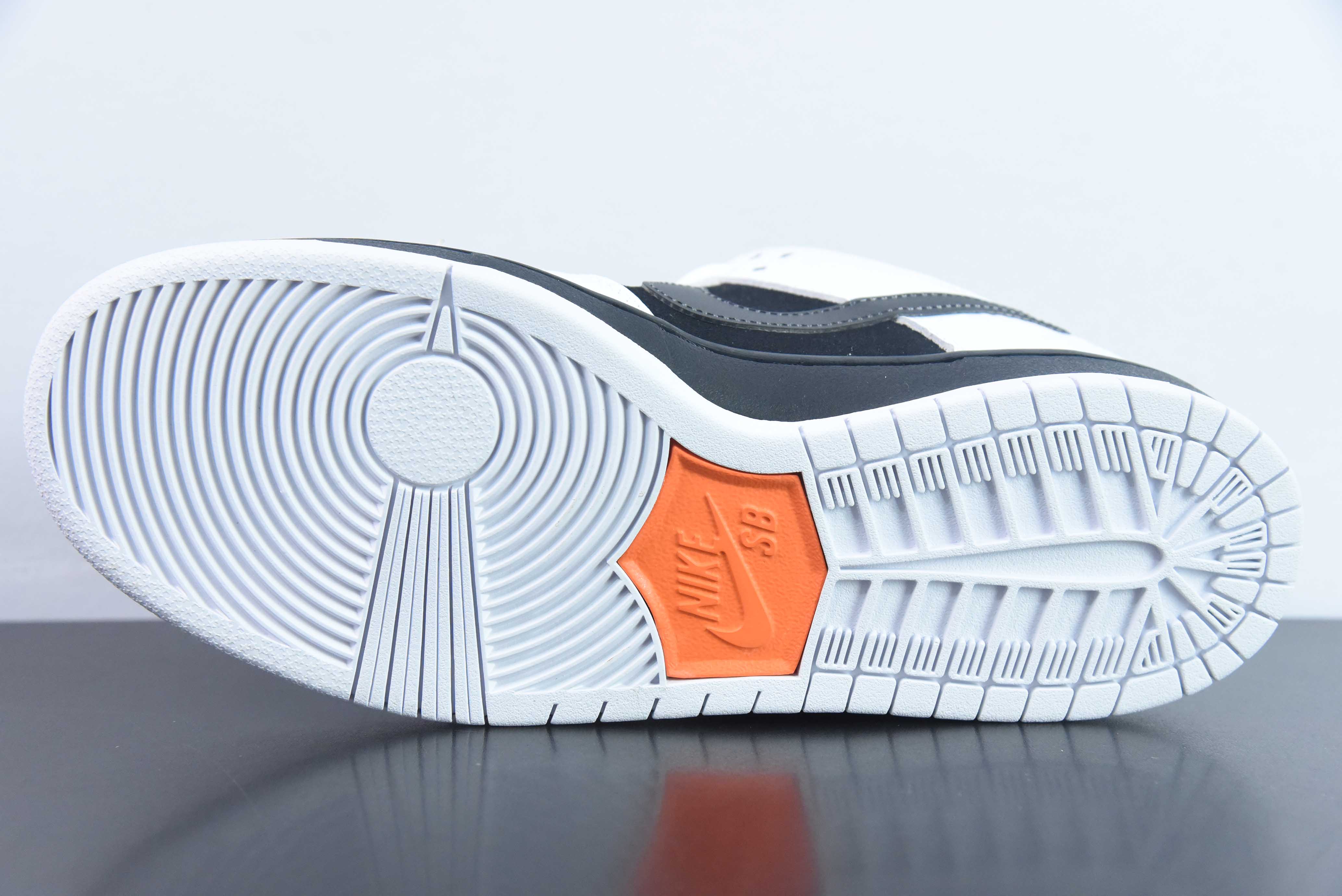 NK SB Dunk Low 联名反转黑白熊猫运动鞋 货号:FD2629-100