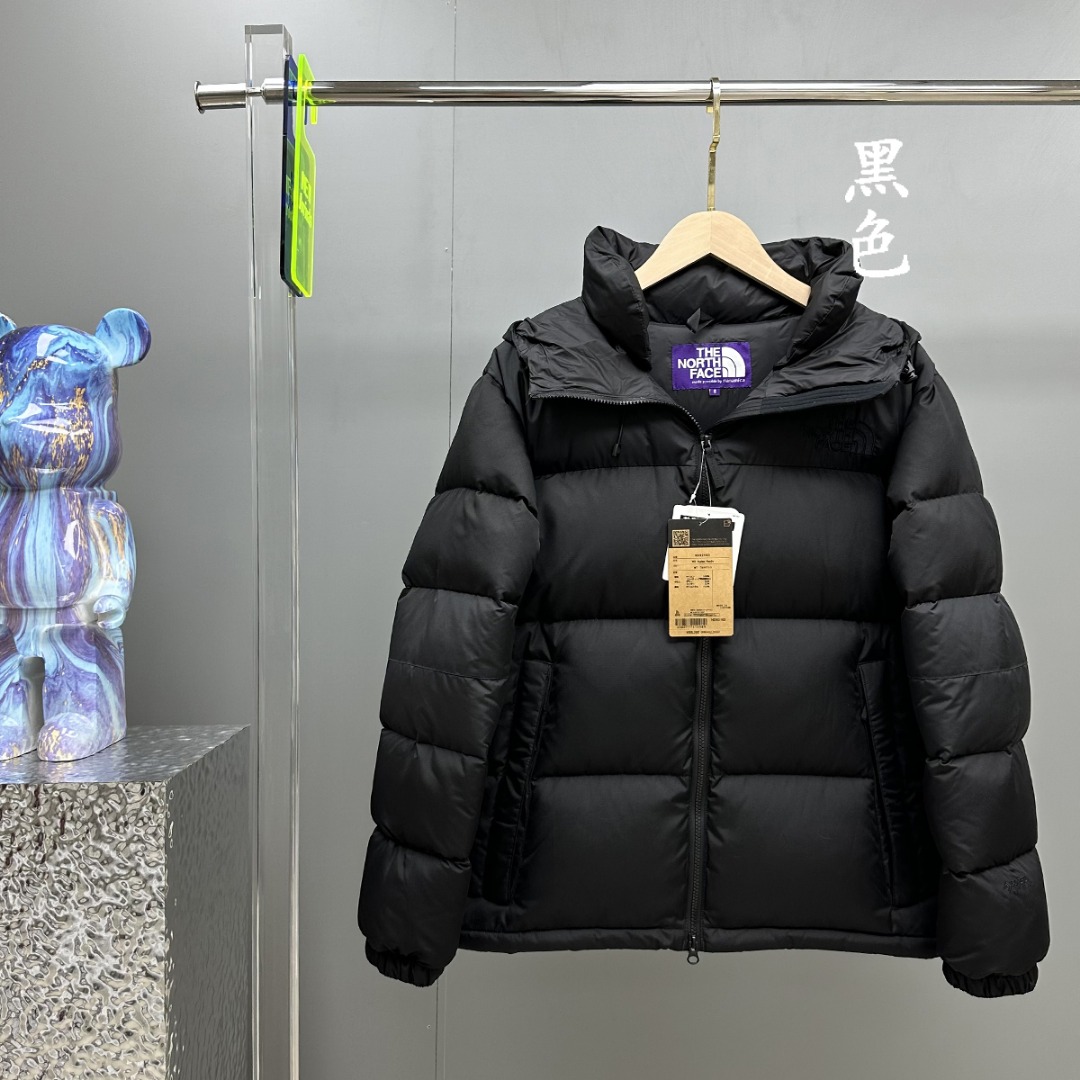 THE NORTH FACE/北面 22FW NUPTSE HOODIE羽绒服 顶级原版复刻版本就是指目前国内最高版本(没有之一)(匠心做一件放到专柜就是ZP的衣服) 1⃣️ 进口barudan/百灵达绣花机定制万针电绣,采用进口7号针,进口绣线,保证每字饱满、立体、清晰,可称最贵绣标! 2⃣️采用白鸭绒填充,保暖性能更出色,轻便不厚重,压缩后的蓬松度恢复性好! 3⃣️原厂定制40D格子四级防水布料,独家采用原版一致单层布料做法【非市面通货内加胆布】,采用单层布料考验了布料及羽绒必须要达标,防止跑绒,并保证手感及膨松度,内里采用尼龙nylon双重双层封禁设计,不会出现任何跑绒现象,内置抽拉绳扣的可调节下摆,可防风防寒! 4⃣️拉链采用吉田YKK原厂定制,刻字清晰,质感完美顺滑. 5⃣️辅料及扣子均采用原版一样铜芯弹簧【非市面铁芯弹簧】 不吹嘘,目前能比我们做的更好的几乎没有! 用心做一件原版产品,让每一位客户有底气去给他的客户介绍说:这个是国内最顶级复刻版本. 好的产品不需要过多软文去衬托 颜色:黑色、酒红、灰色