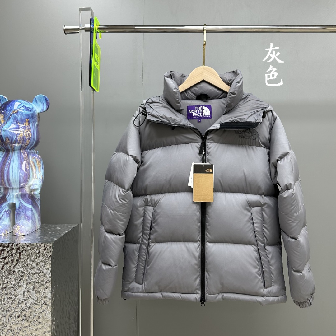 THE NORTH FACE/北面 22FW NUPTSE HOODIE羽绒服 顶级原版复刻版本就是指目前国内最高版本(没有之一)(匠心做一件放到专柜就是ZP的衣服) 1⃣️ 进口barudan/百灵达绣花机定制万针电绣,采用进口7号针,进口绣线,保证每字饱满、立体、清晰,可称最贵绣标! 2⃣️采用白鸭绒填充,保暖性能更出色,轻便不厚重,压缩后的蓬松度恢复性好! 3⃣️原厂定制40D格子四级防水布料,独家采用原版一致单层布料做法【非市面通货内加胆布】,采用单层布料考验了布料及羽绒必须要达标,防止跑绒,并保证手感及膨松度,内里采用尼龙nylon双重双层封禁设计,不会出现任何跑绒现象,内置抽拉绳扣的可调节下摆,可防风防寒! 4⃣️拉链采用吉田YKK原厂定制,刻字清晰,质感完美顺滑. 5⃣️辅料及扣子均采用原版一样铜芯弹簧【非市面铁芯弹簧】 不吹嘘,目前能比我们做的更好的几乎没有! 用心做一件原版产品,让每一位客户有底气去给他的客户介绍说:这个是国内最顶级复刻版本. 好的产品不需要过多软文去衬托 颜色:黑色、酒红、灰色
